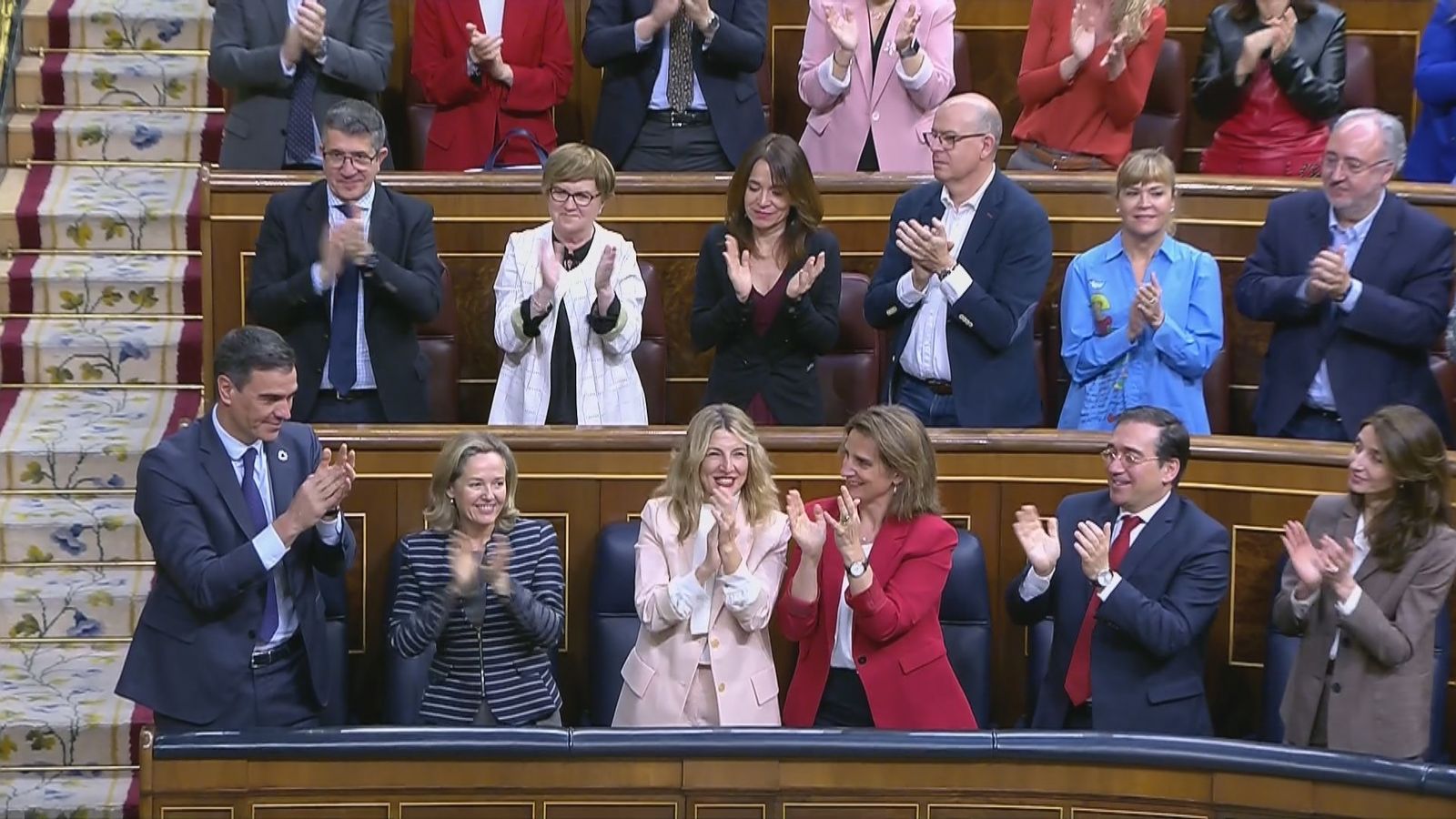 El presidente del Gobierno, Pedro Sánchez es aplaudido tras conocerse que no ha prosperado la moción de censura