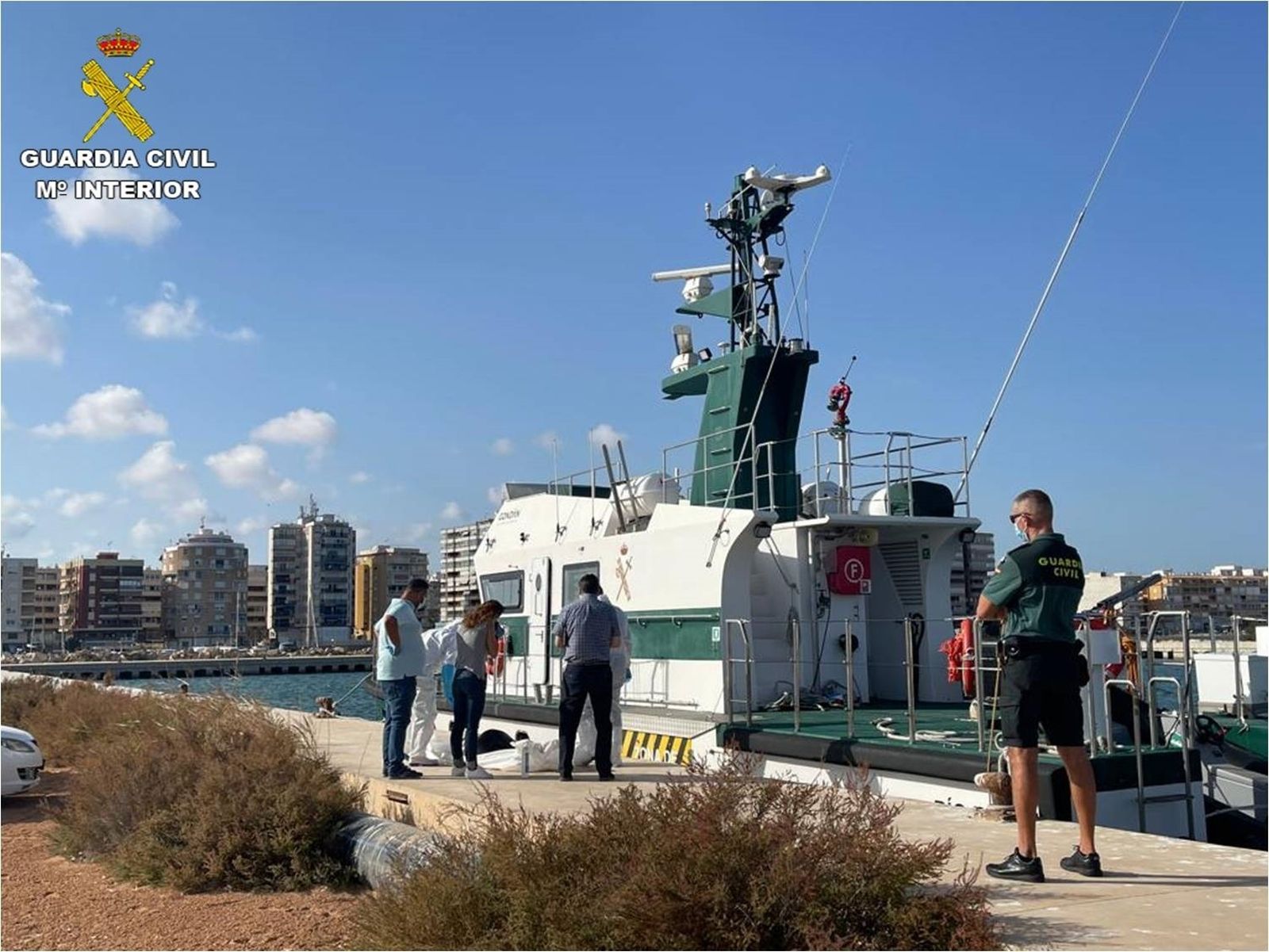 Desembarque de cadáveres en puerto por la Guardia Civil