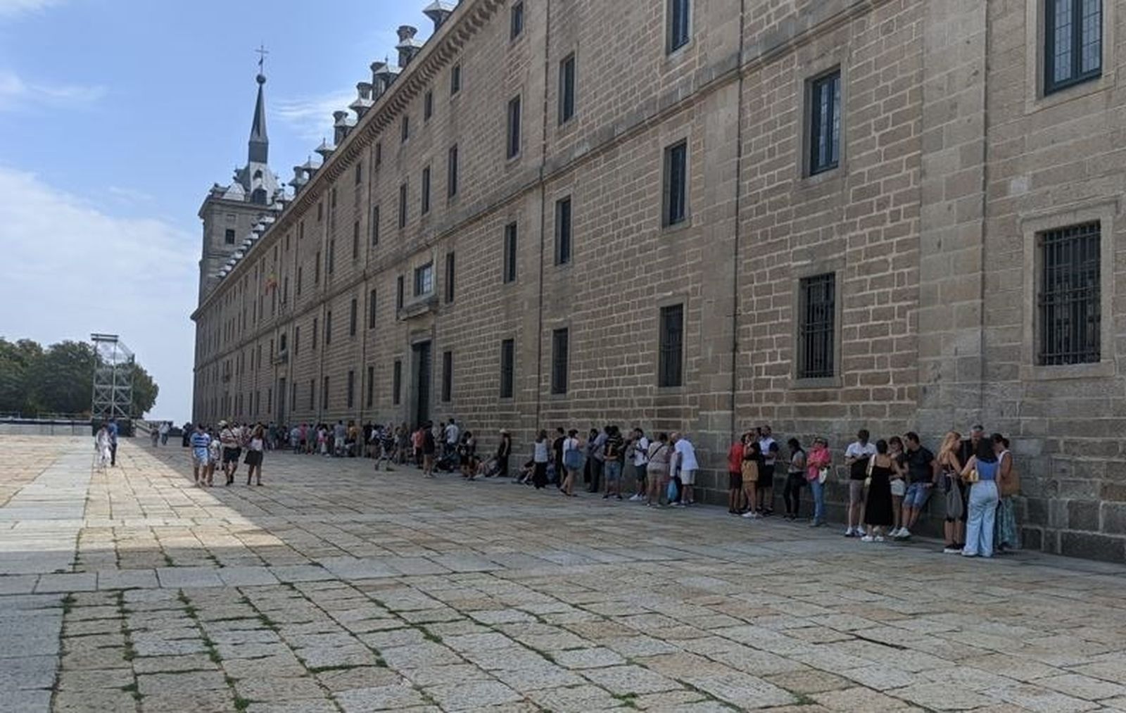Visitantes a la sombra de la fachada del Real Monasterio de San Lorenzo del Escorial