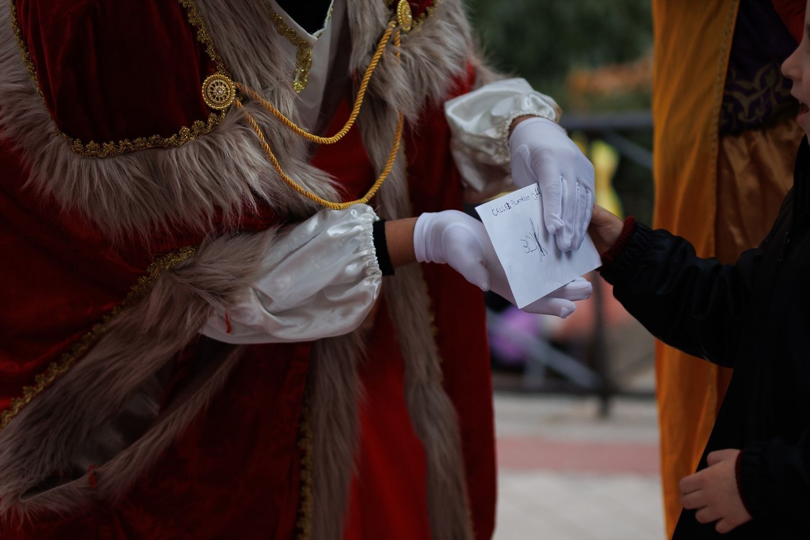 Uno de los Reyes Magos recoge una carta de un niño