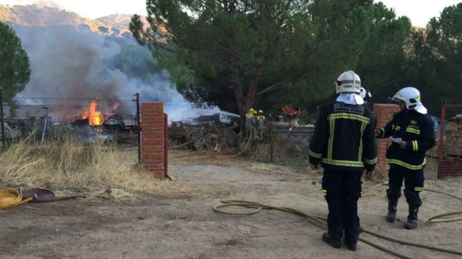 Aparatoso incendio de una nave en Valdemaqueda