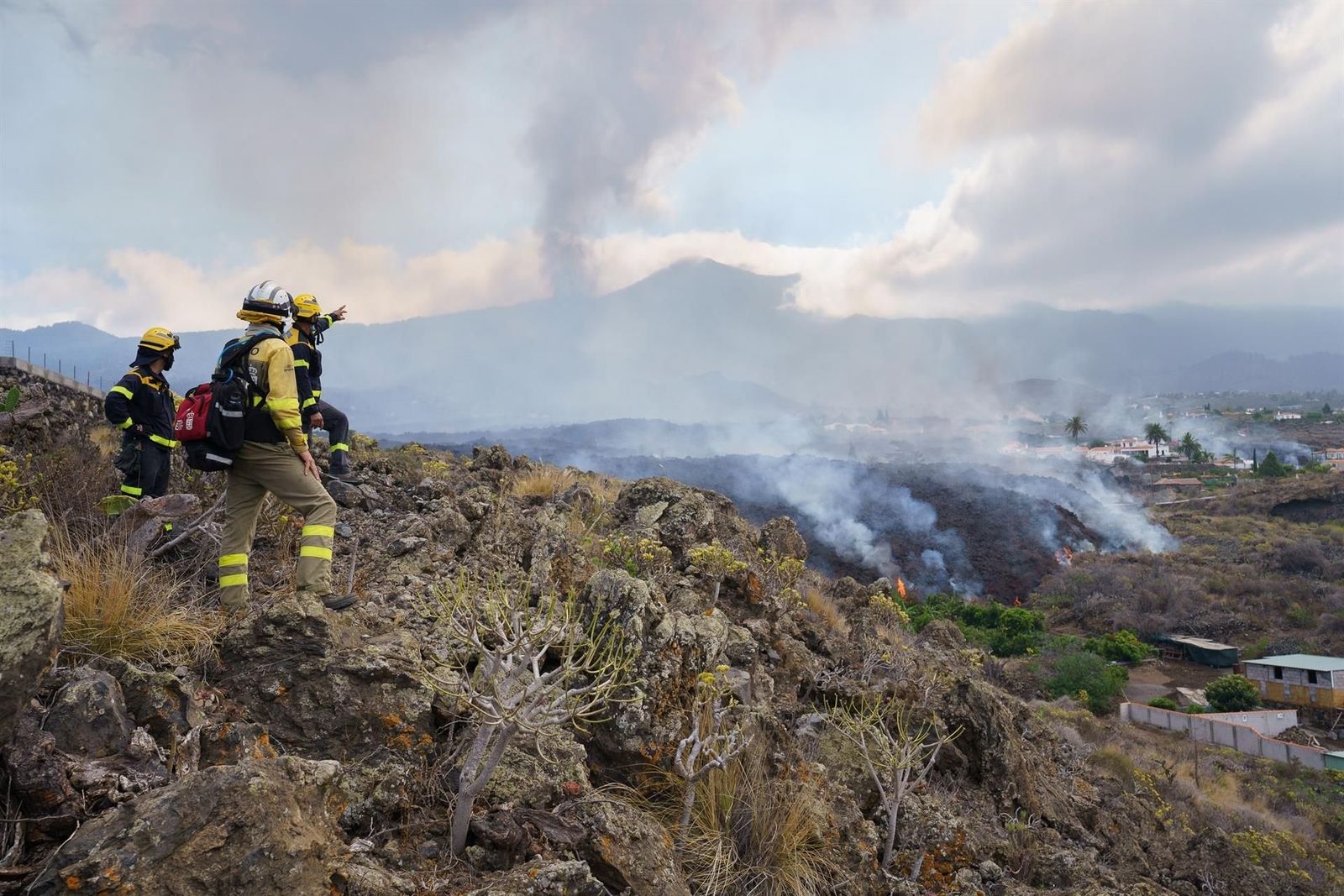 Trabajo a la desesperada para salvar el pueblo de Todoque en La Palma