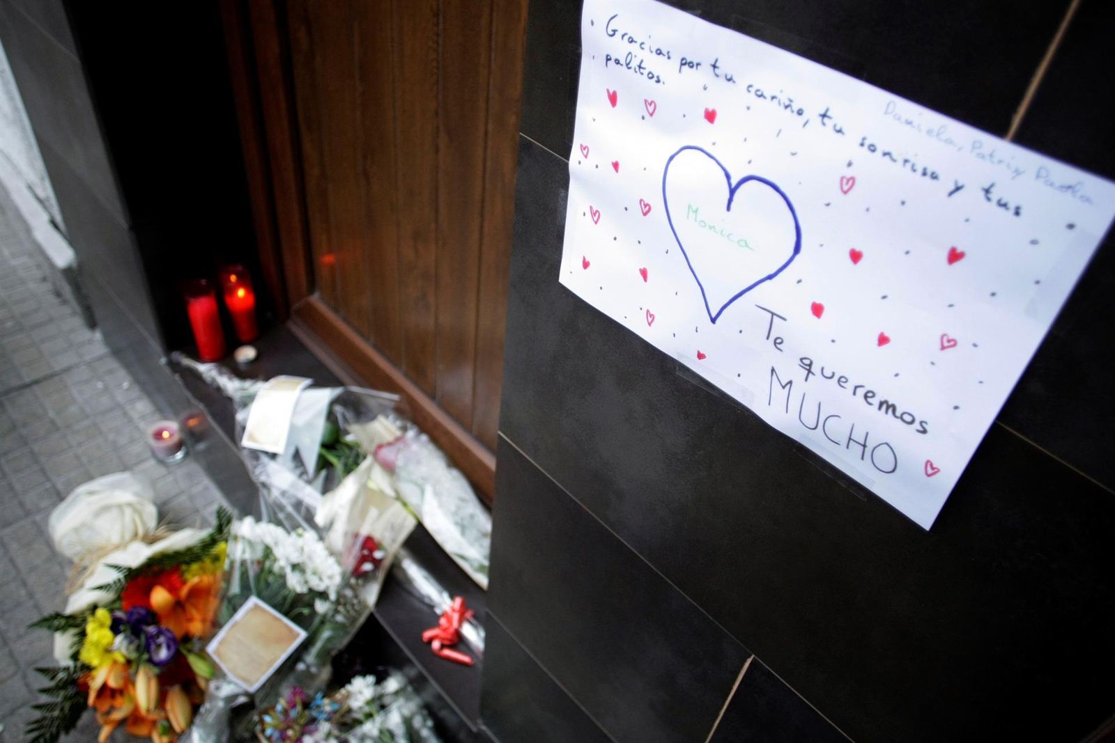 Mensajes y ramos de flores en recuerdo de la mujer presuntamente asesinada por su pareja, un hombre de 48 años que fue detenido en la tarde de este jueves en un hostal del centro de Madrid donde se hospedaba.
