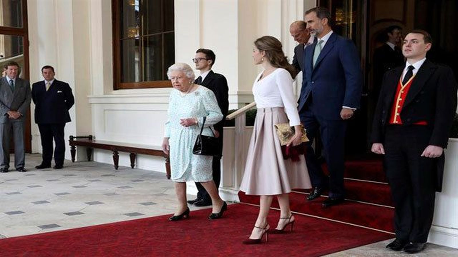 Isabel II despide a los Reyes de España en Buckingham antes de que acudan a Oxford