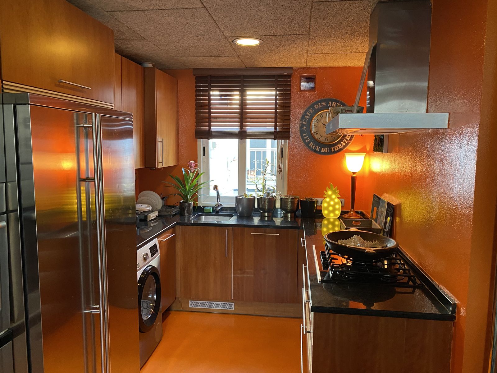 La cocina tiene un color bien llamativo.  ¡Es naranja!