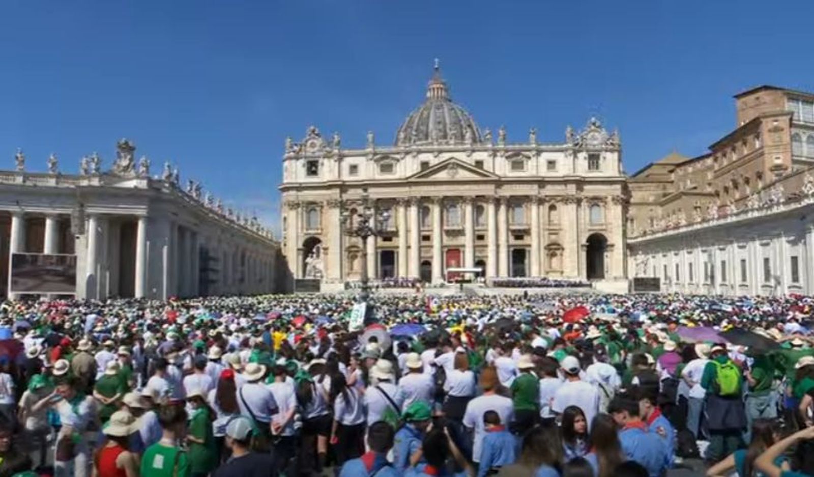 Más de 200.000 fieles llenan San Pedro del Vaticano en la misa de luto por Francisco
