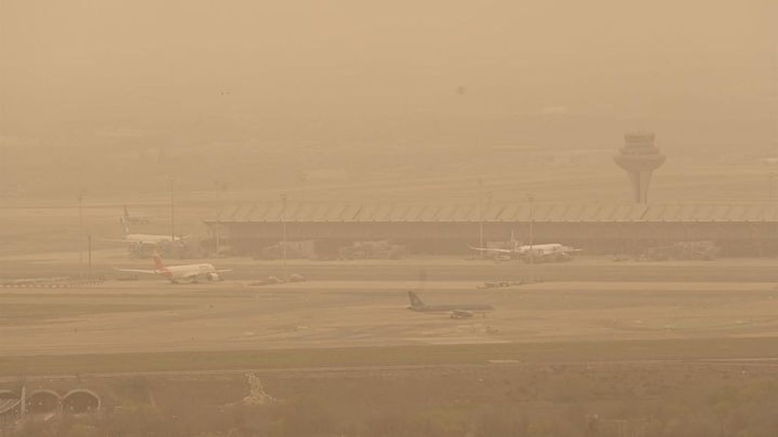 La calima también afecta a las operaciones del aeropuerto de Barajas