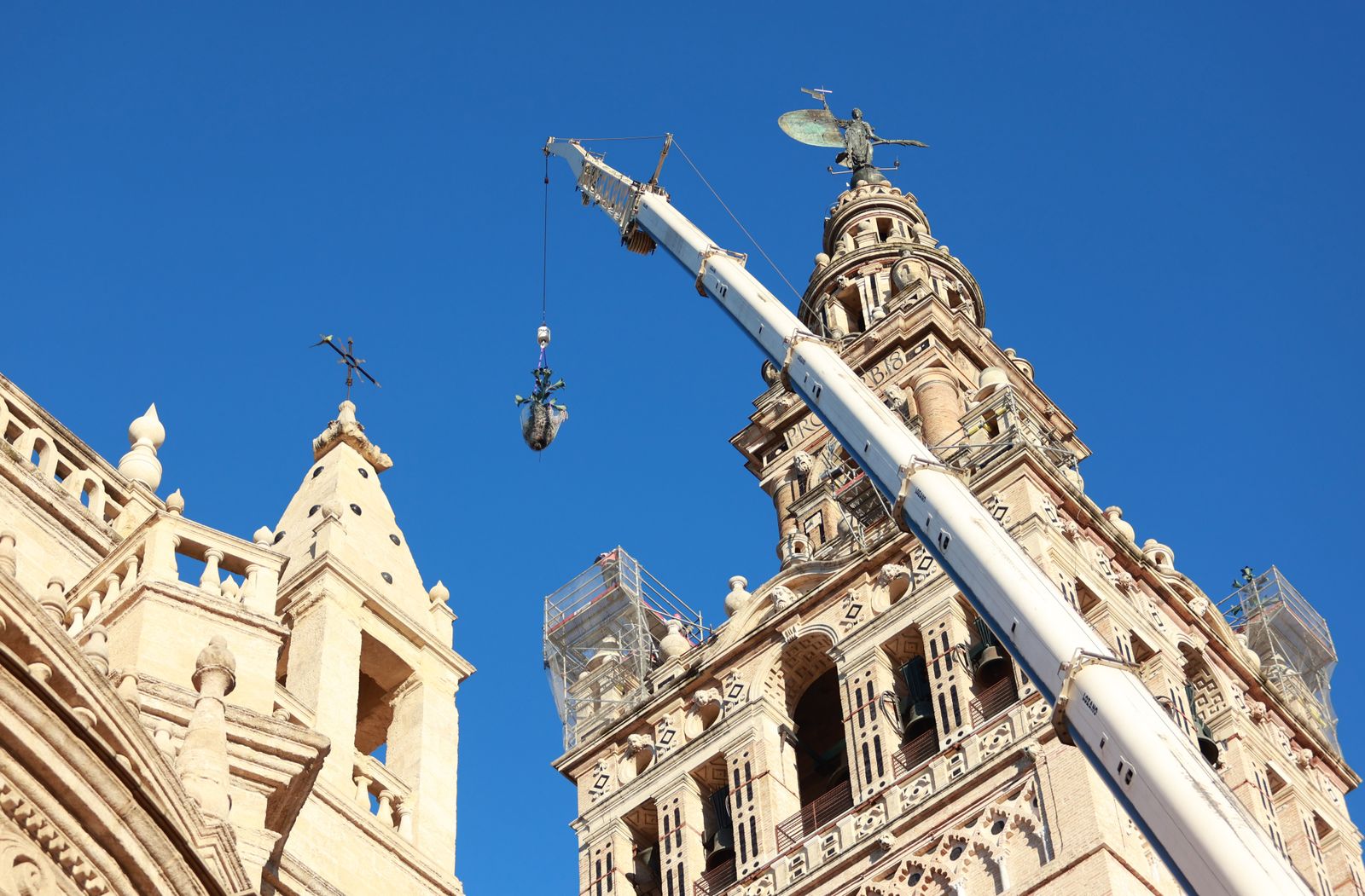 Tareas de retirada de las azucenas de la Giralda de Sevilla