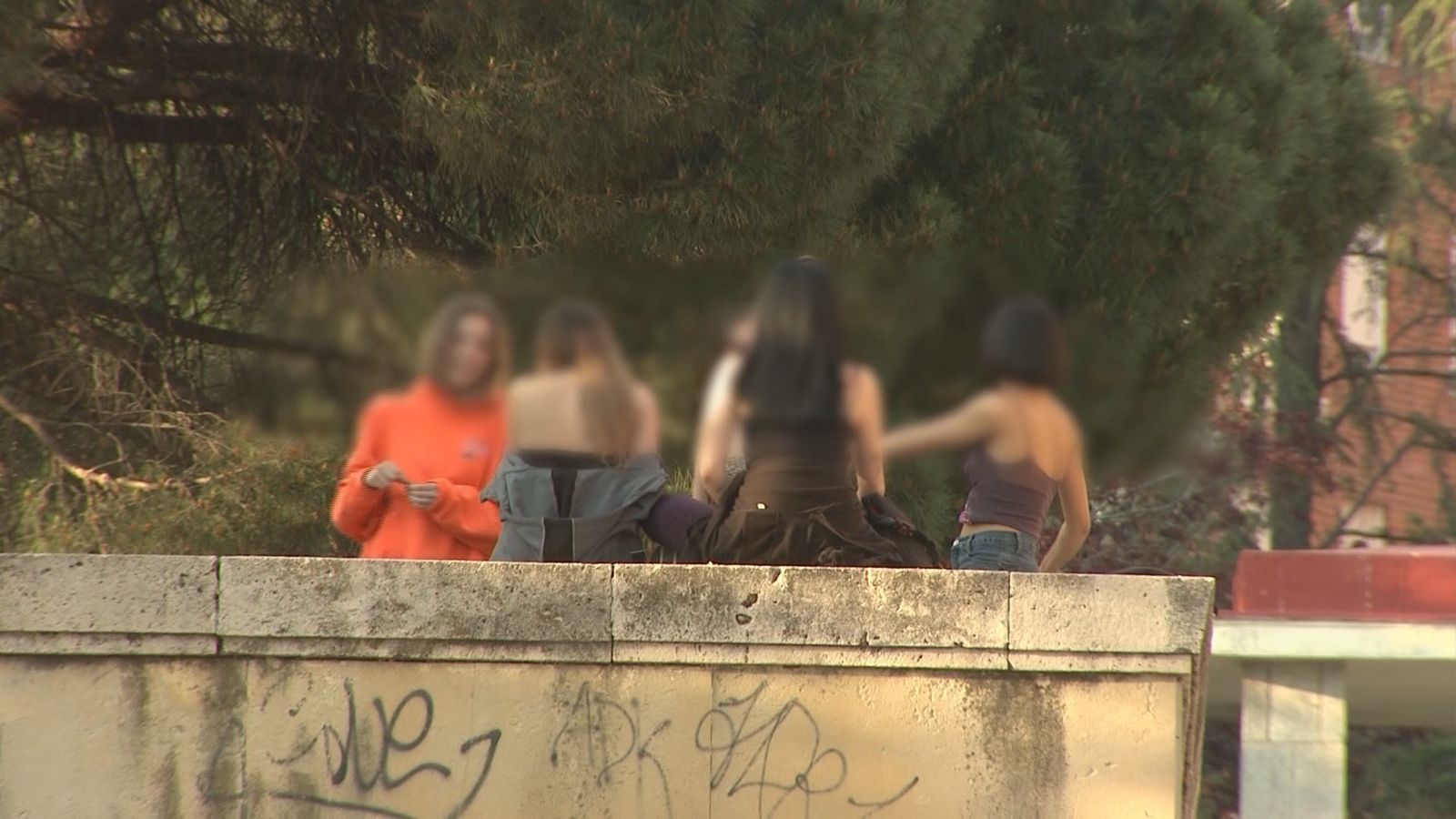 Jóvenes haciendo botellón sin mascarilla en Madrid