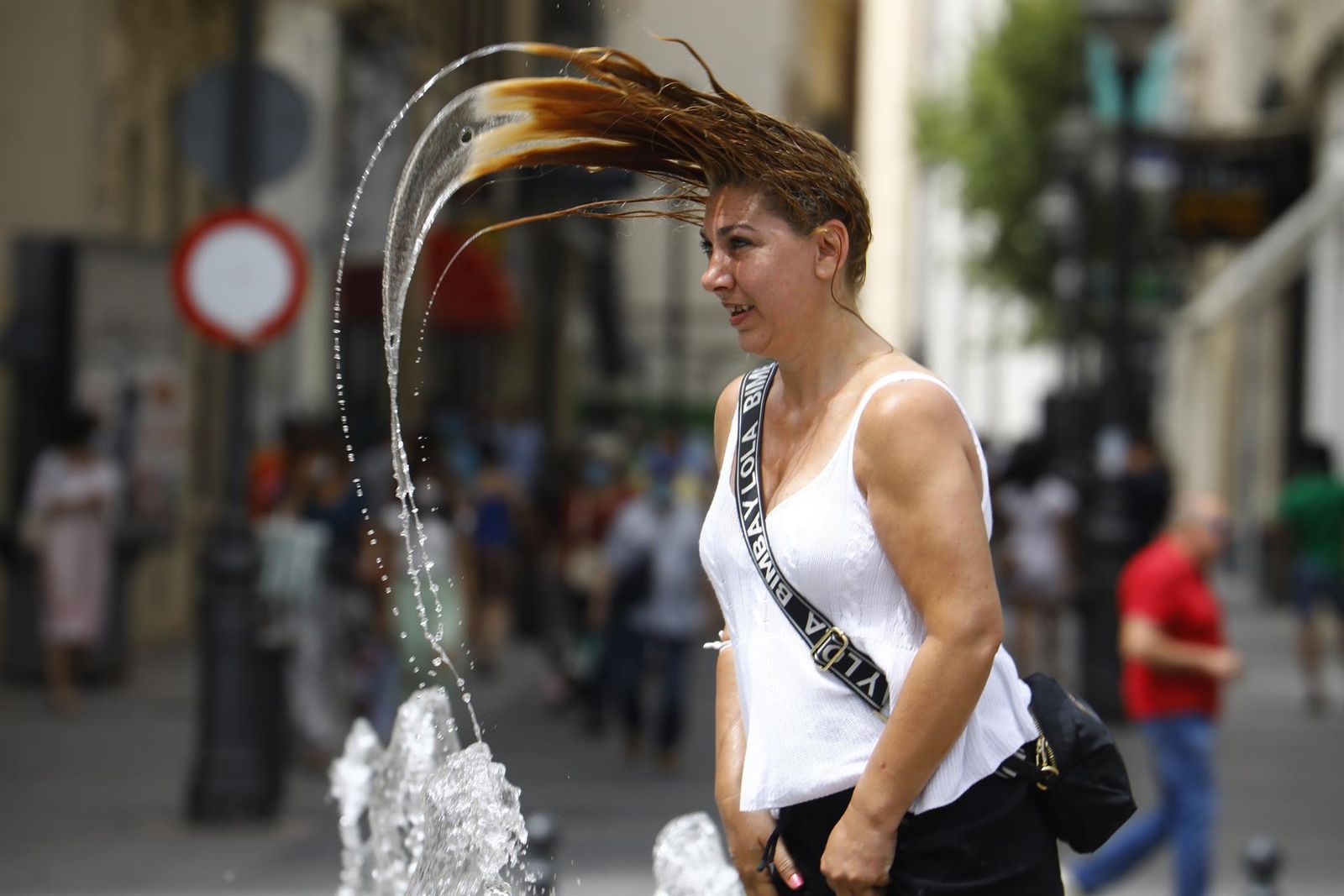 Esta mujer no lo duda y se refresca en una fuente del centro de Córdoba. Un buen sistema para luchar contra un termómetro que podría llegar allí a los 46 grados centígrados.