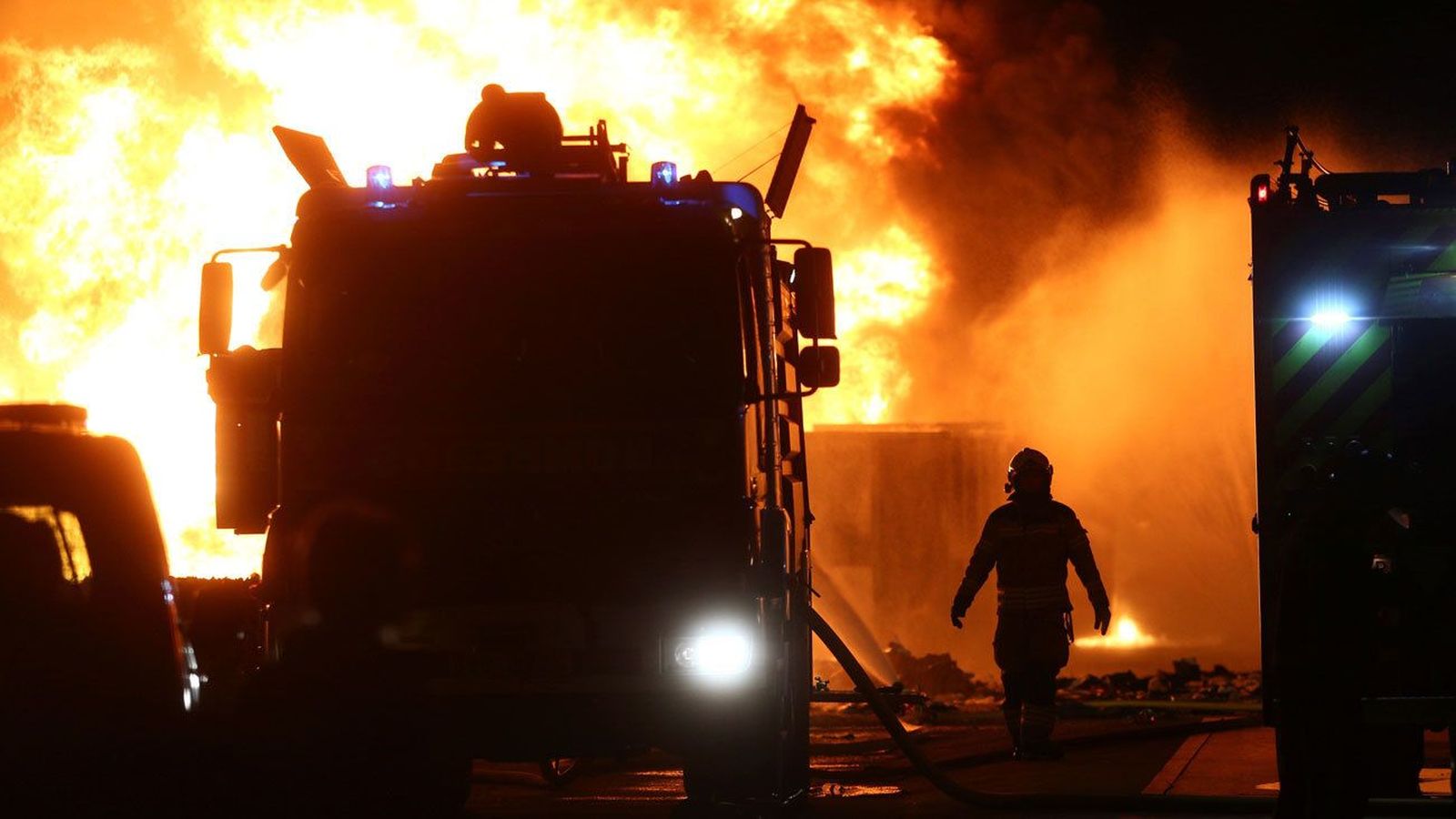 Los bomberos recomiendan cerrar las ventanas para evitar el humo por el incendio de Alcorcón