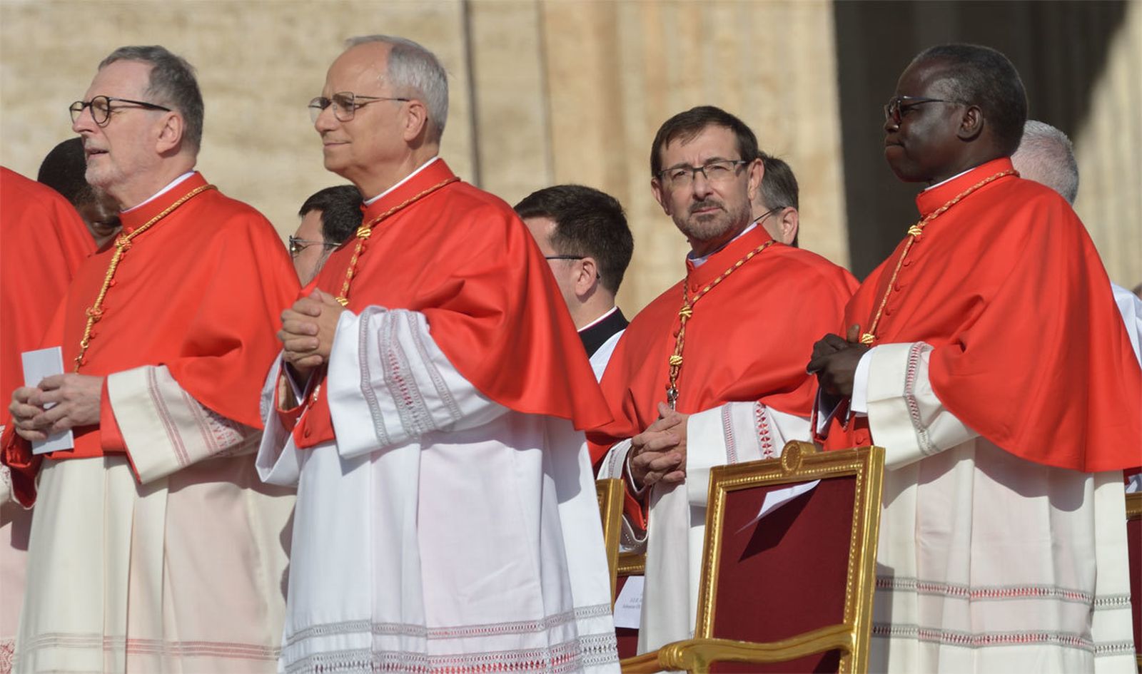 El Papa León XIV, entonces Cardenal Prevost, en el Vaticano con el arzobispo de Madrid, José Cobo