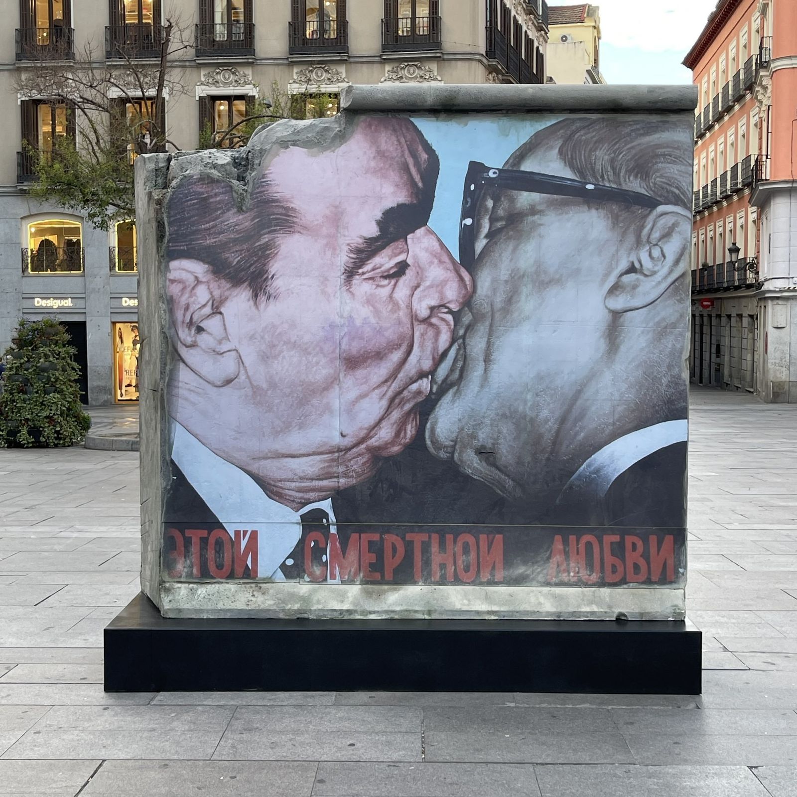 Beso entre Brézhnev y Honecker del Muro de Berlín en la plaza del Callado