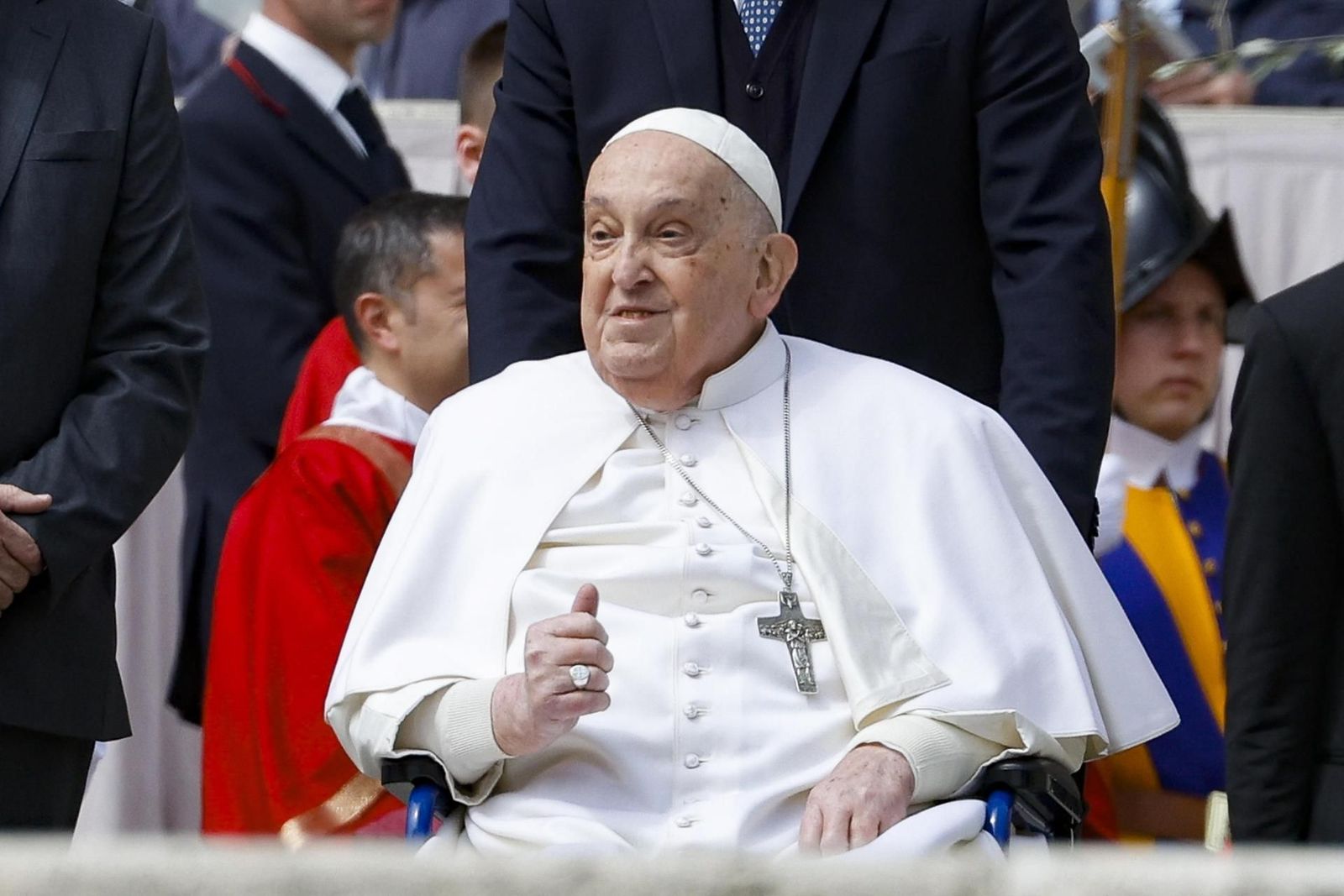 El Papa no acude a la misa de Jueves Santo y visita a los presos de una cárcel