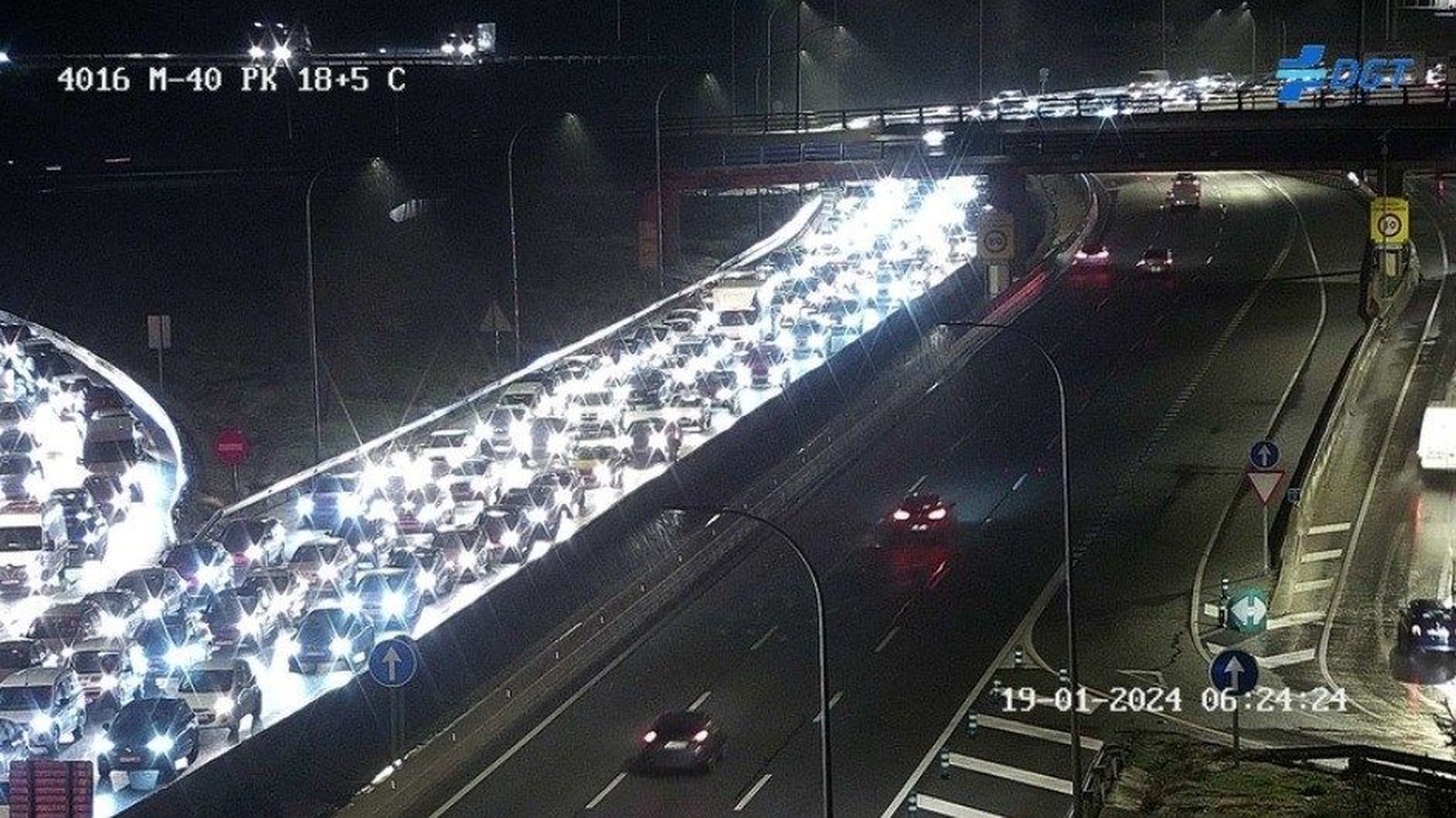 Caos en las carreteras de Madrid por la lluvia con una M-40 totalmente atascada entre Vicálvaro y Vallecas