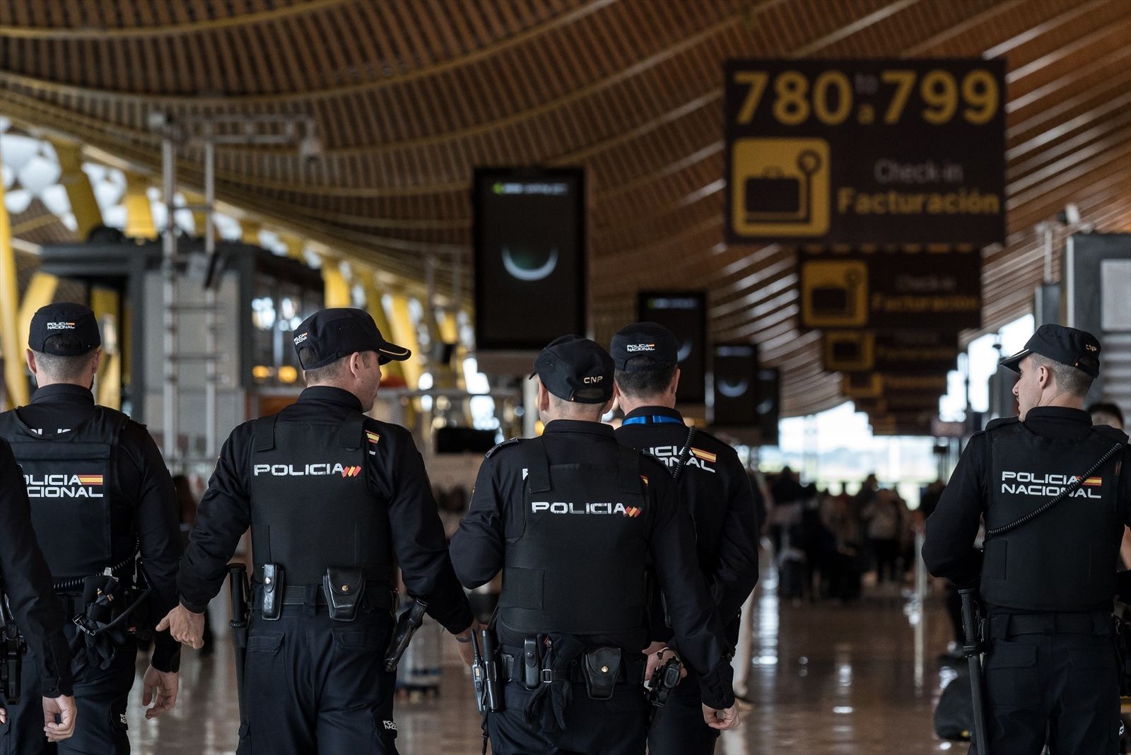 Agentes de la Policía Nacional en la T4 del Aeropuerto Adolfo Suárez-Madrid Barajas