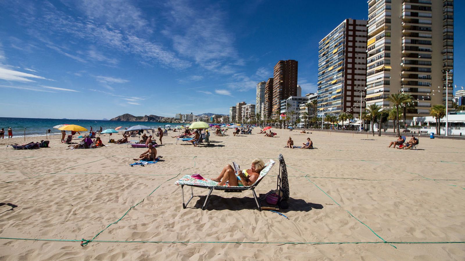 Una persona toma el sol en la playa