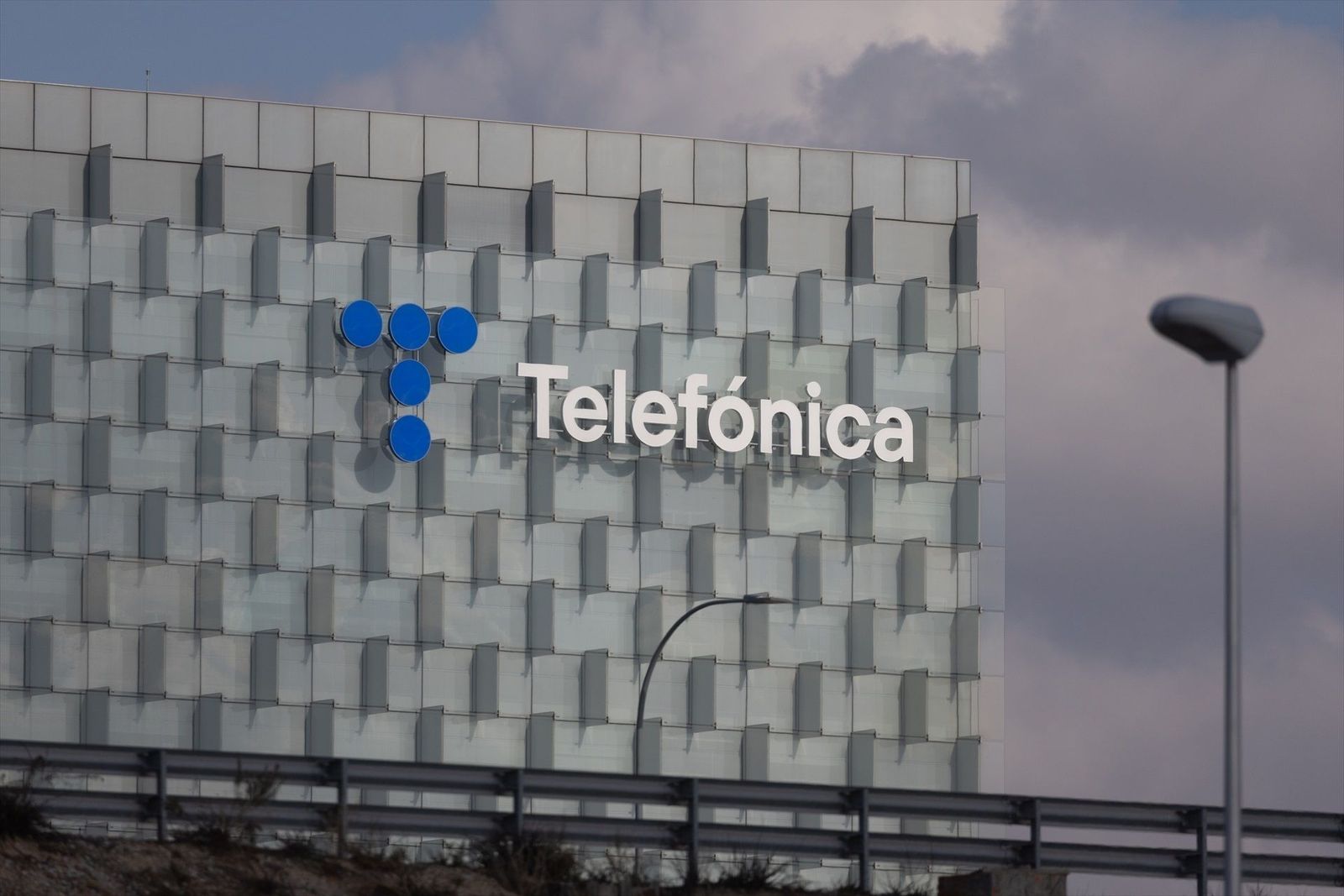 Telefónica anuncia que acometerá una revisión estratégica de sus negocios
