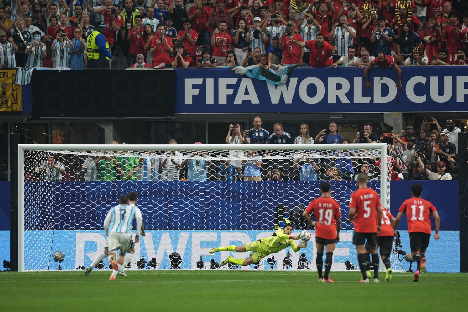 Messi falla un penalti ante Egipto
