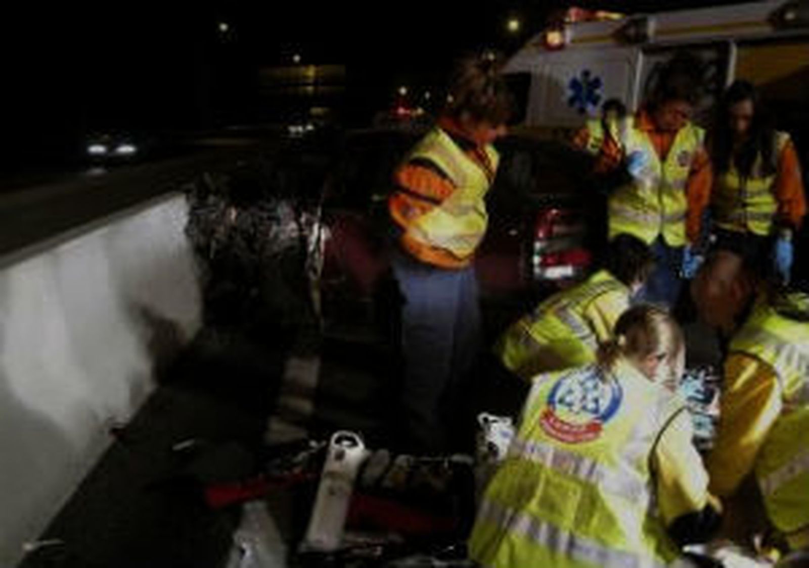 Efectivos del 112, durante una actuación en un accidente de tráfico