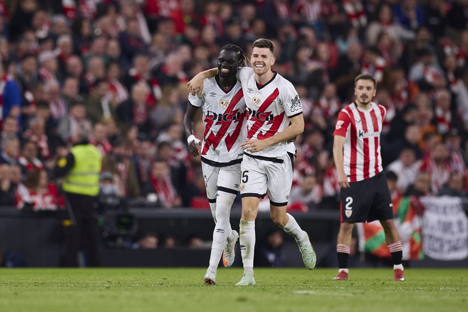 Pathe Ciss celebra su gol en San Mamés con Gumbau