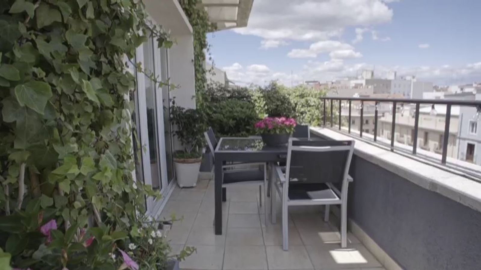 La zona más codiciada de esta vivienda en pleno barrio de Chamberí es este: la terraza. Las vistas desde aquí son privilegiadas.