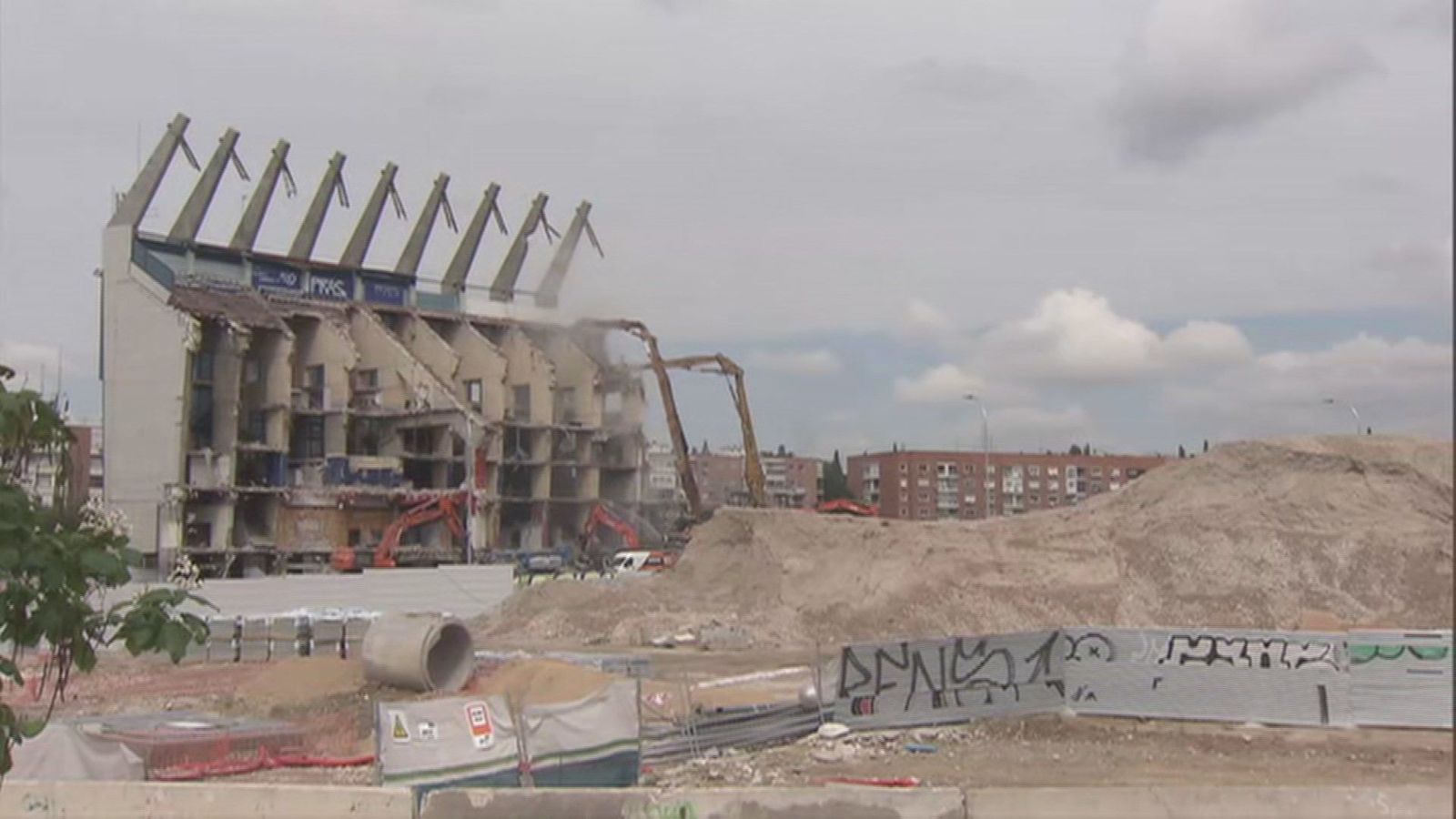 Ecologistas pide frenar la demolición del Calderón por los residuos que caen al río