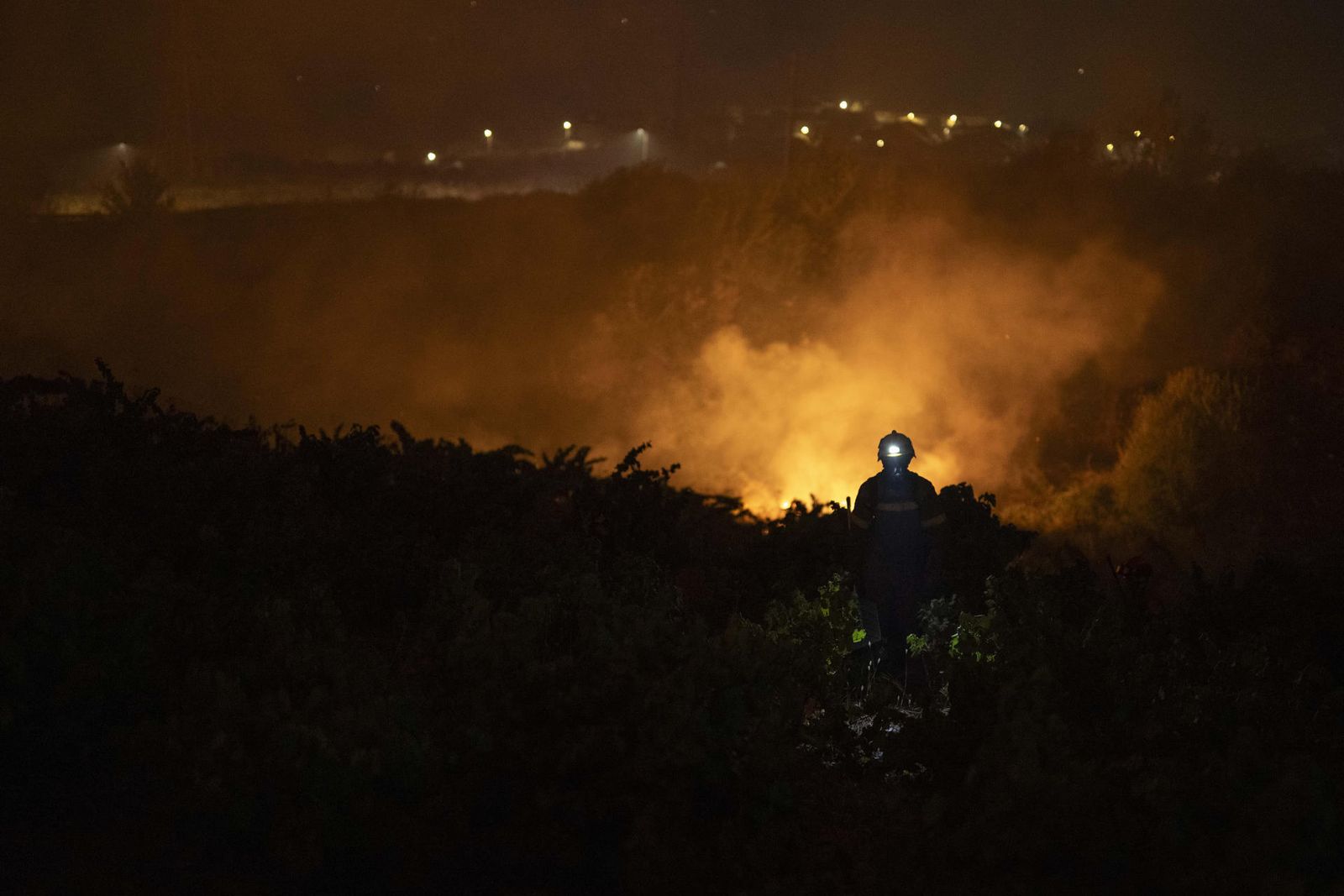 Unas 42.000 hectáreas calcinadas en 10 fuegos activos en Orense