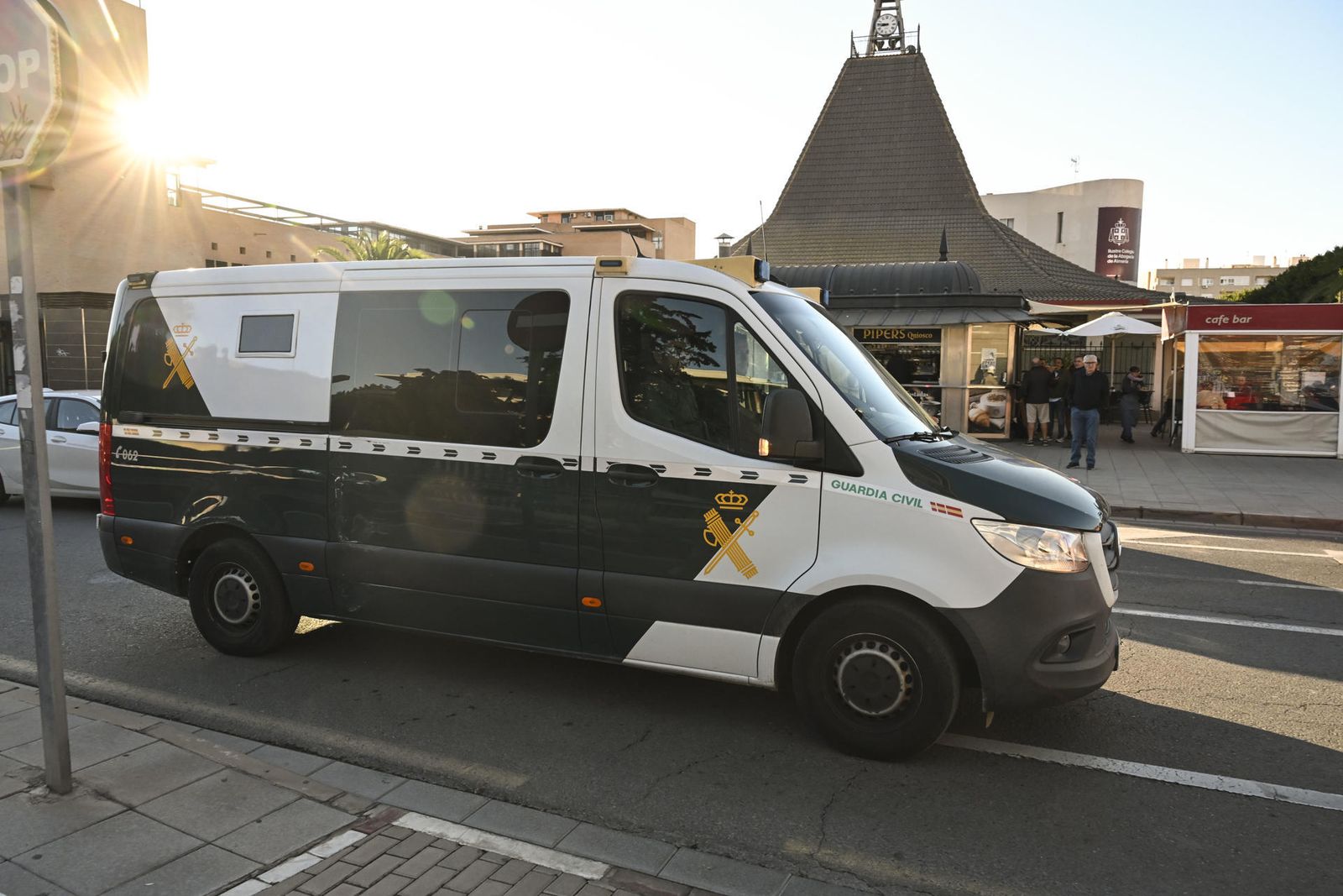 Un furgón de la Guardia Civil accede a la Ciudad de la Justicia de Almería