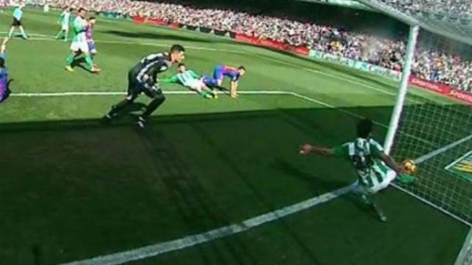 Gol del Barcelona al Betis no concedido por el árbitro