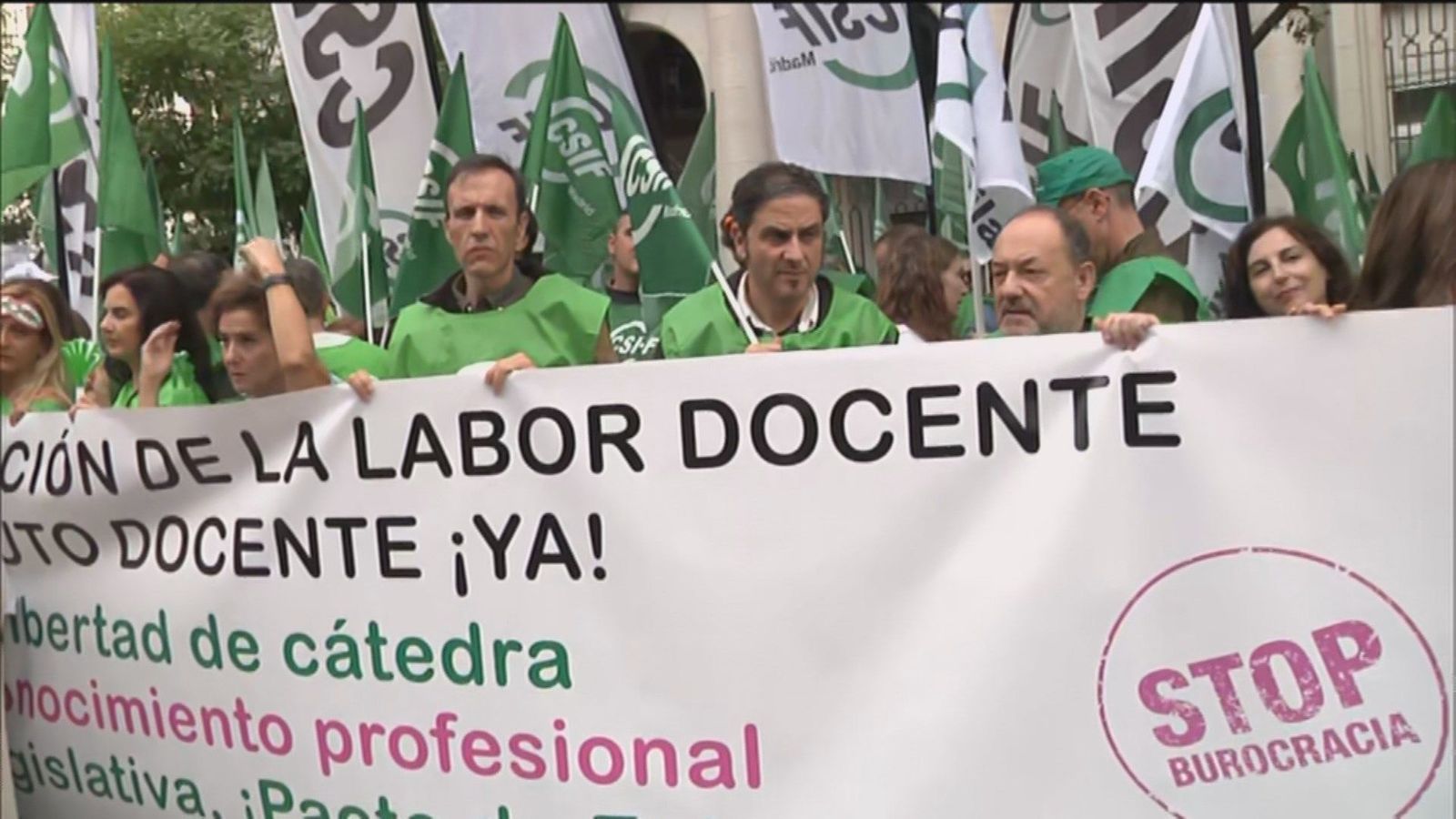 Profesores de toda España protestan ante el Ministerio de Educación para denunciar su situación laboral