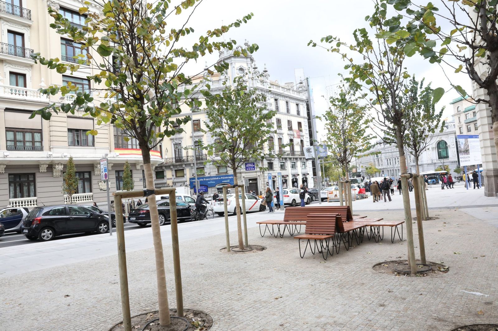 Se han instalado hasta 143 bancos de madera y granito