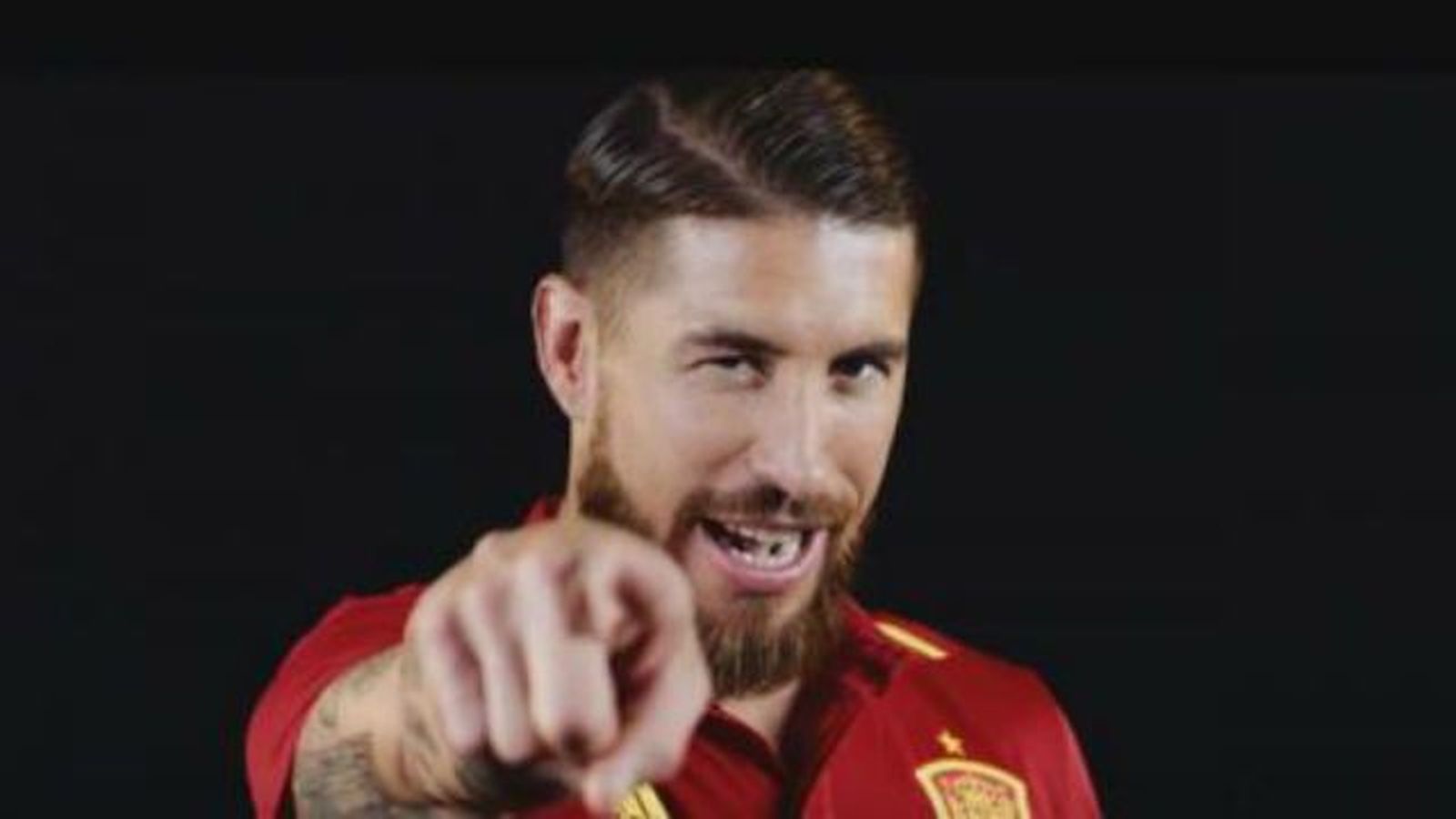 Sergio Ramos y Niña Pastori cantan el nuevo himno de 'La Roja'