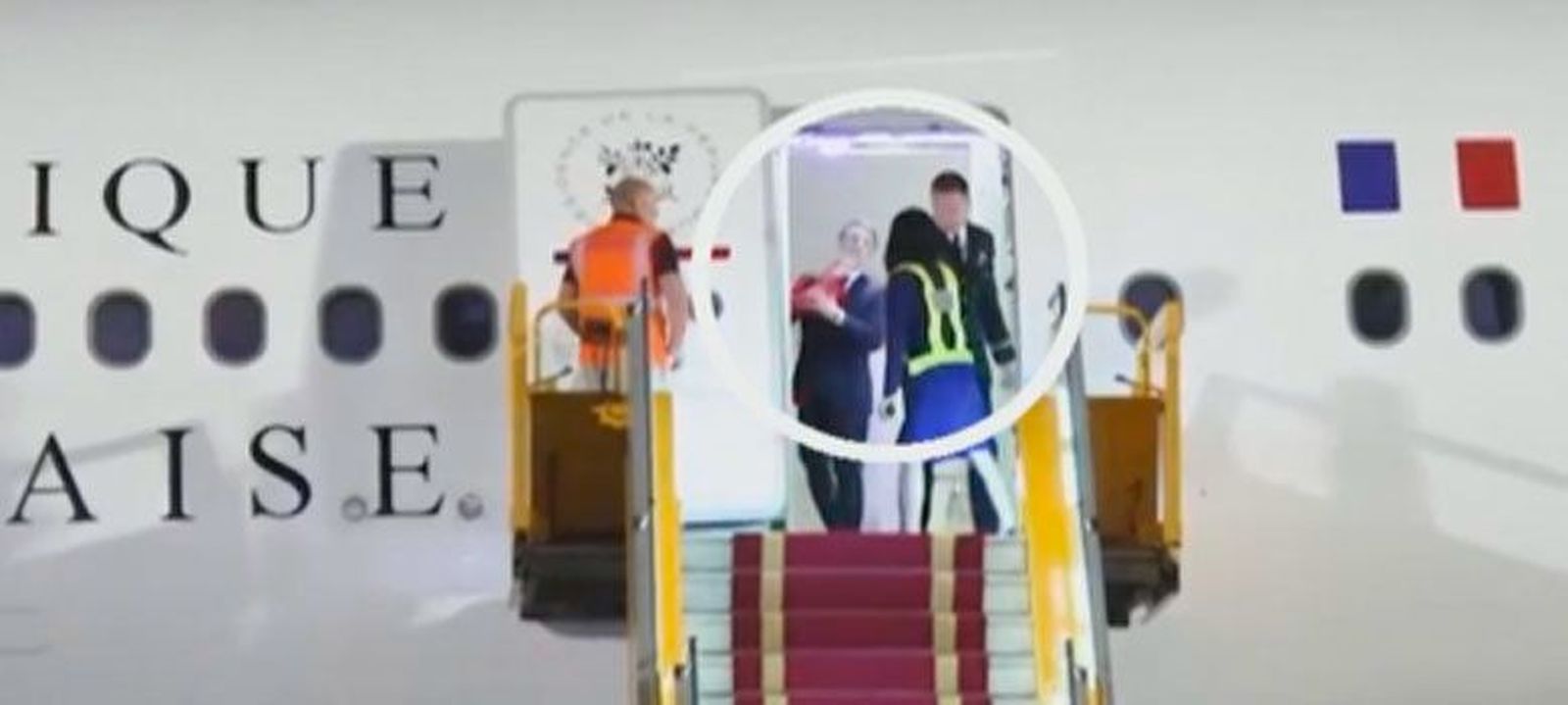 Macron recibe un cachete de su mujer a su llegada a Vietnam