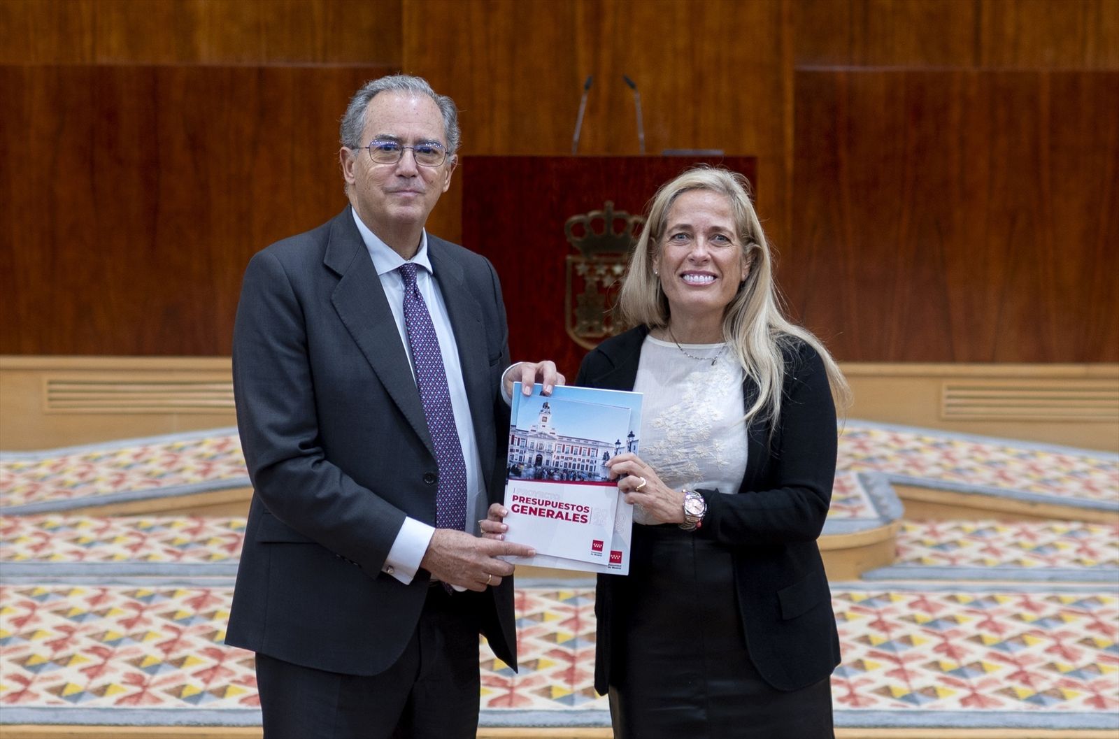 El presidente de la Asamblea de Madrid, Enrique Ossorio, recibe de manos de la consejera de Economía, Hacienda y Empleo, Rocío Albert, el proyecto de Presupuestos de la Comunidad de Madrid correspondiente al Ejercicio 2025