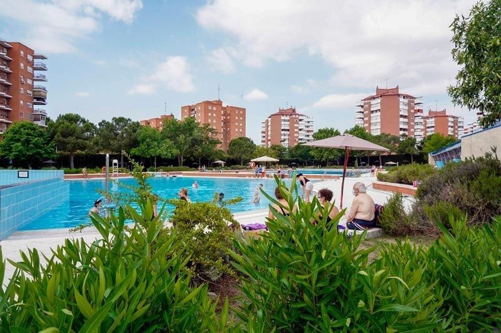 Si no pagas, ¿no te bañas? Vecinos morosos, piscinas y cómo frenarlos