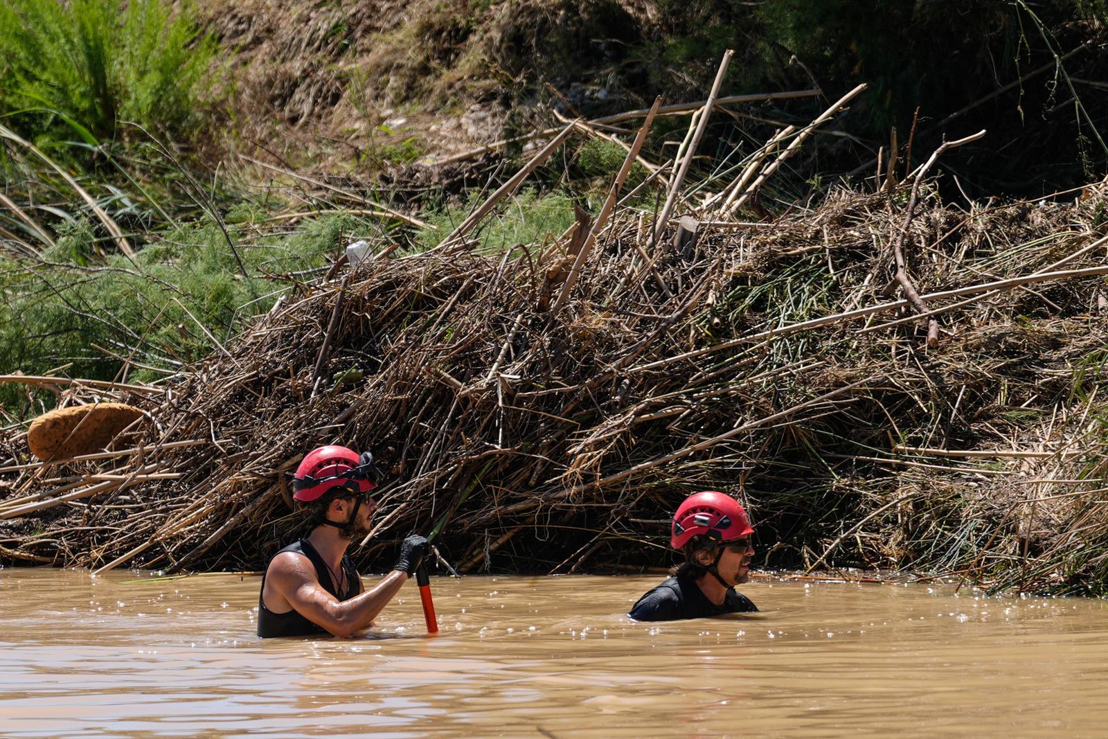 Labores de búsqueda de dos personas desaparecidas tras ser arrastradas por las aguas del río Foix, en Cubelles