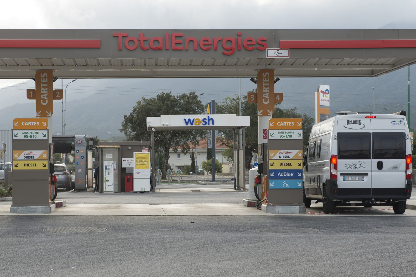 Imagen de una gasolinera francesa