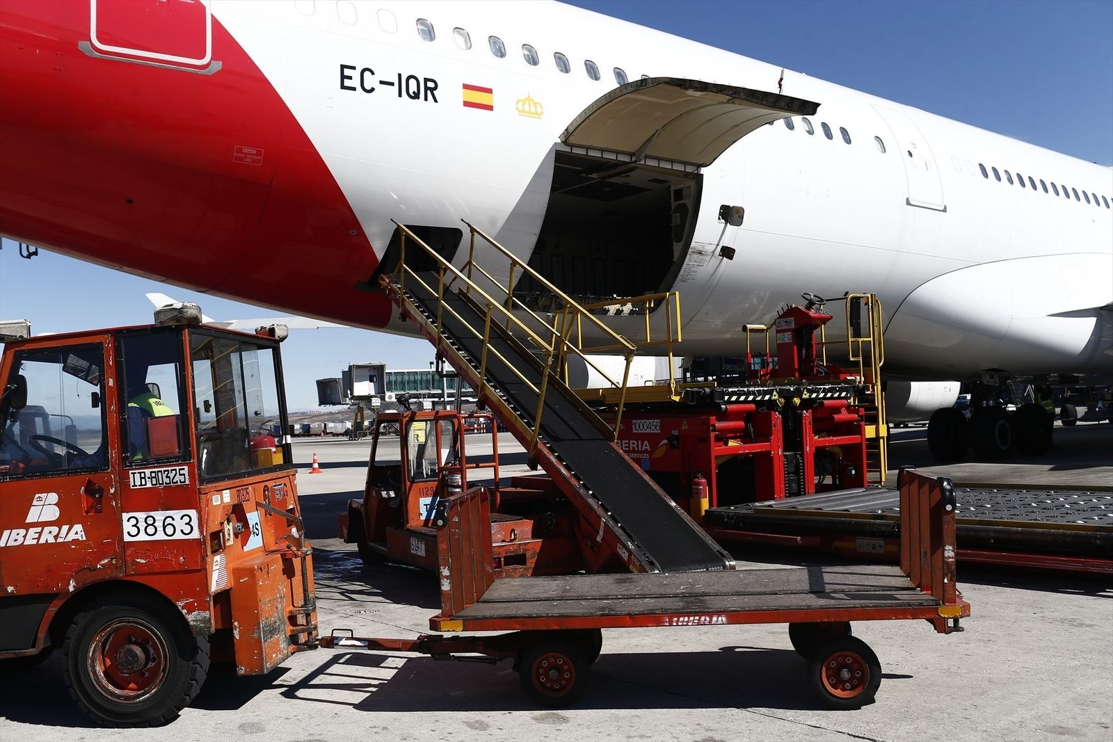 Carga de un avión de Iberia en Barajas