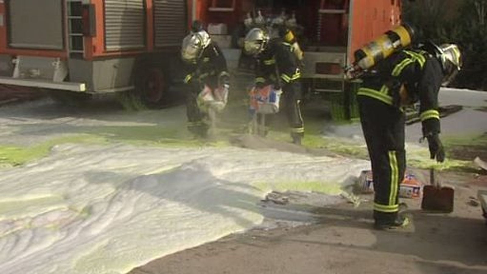 Los bomberos de la Comunidad luchan contra los vertidos químicos