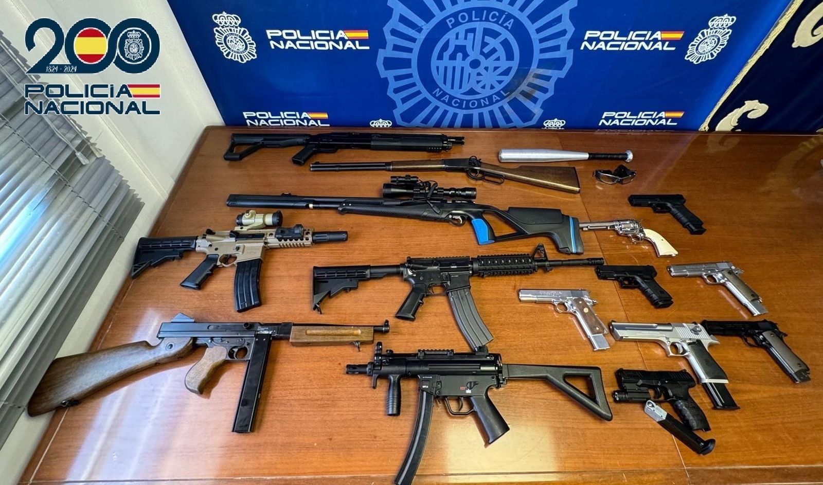 Armas incautadas al detenido que disparaba contra el edificio de la Comisaría Provincial de Cádiz.