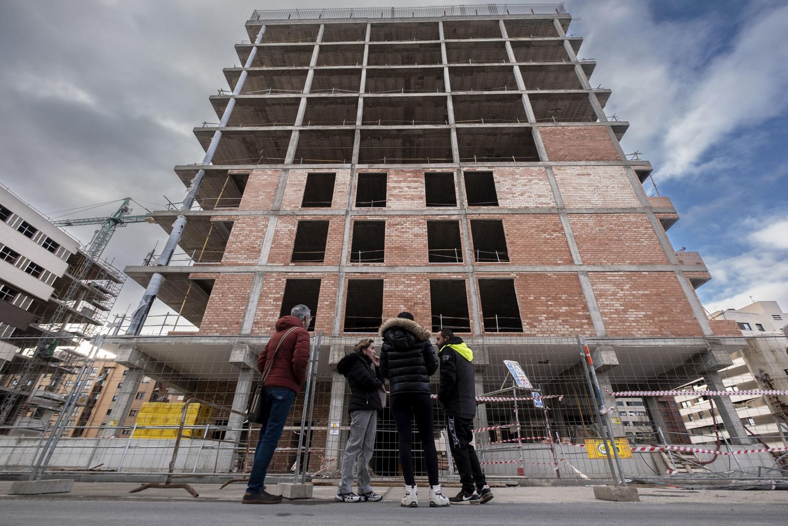 Edificio donde se hallaron los cuerpos de dos jóvenes sin signos de violencia en Logroño
