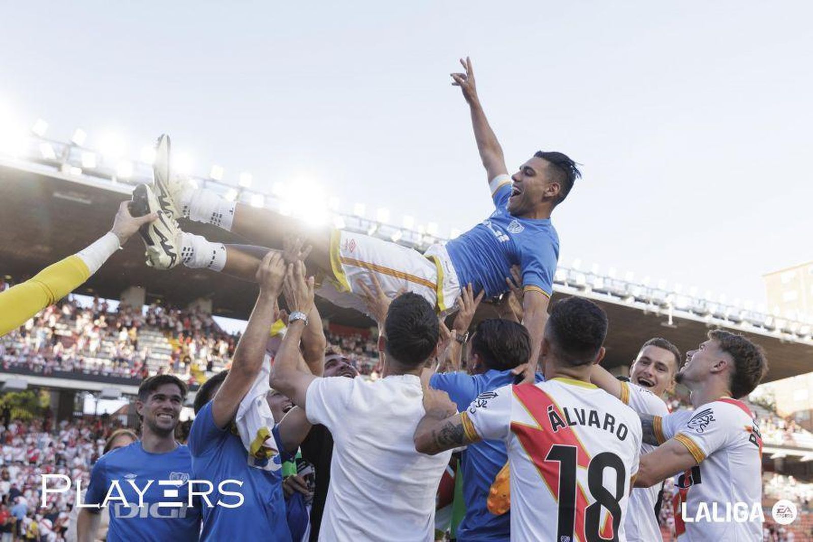 Falcao es manteado por sus compañeros del Rayo Vallecano