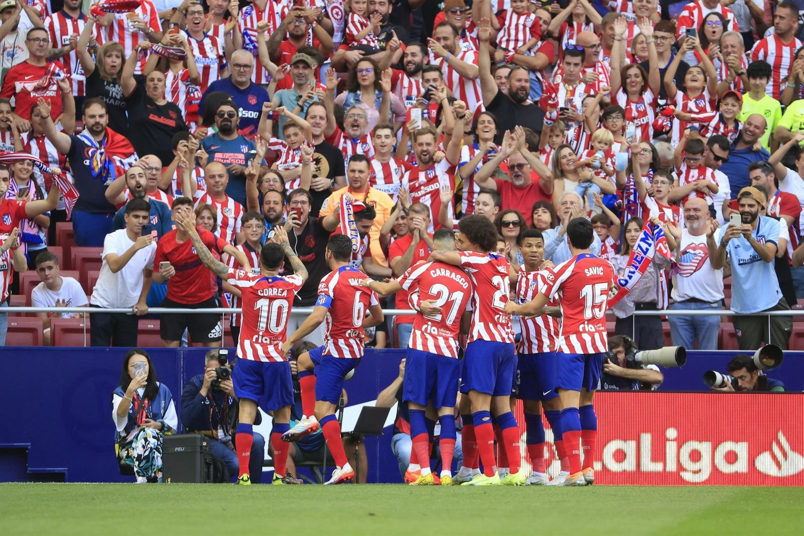 Correa y varios jugadores rojiblancos celebran su primer gol frente al Girona