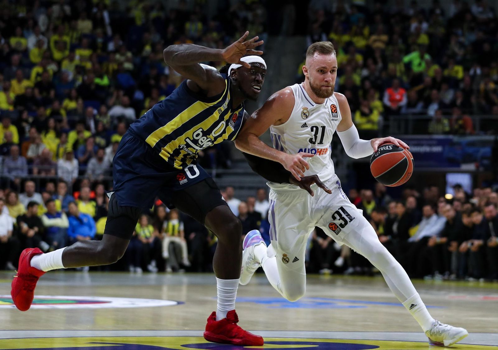Musa ante el Fenerbahce