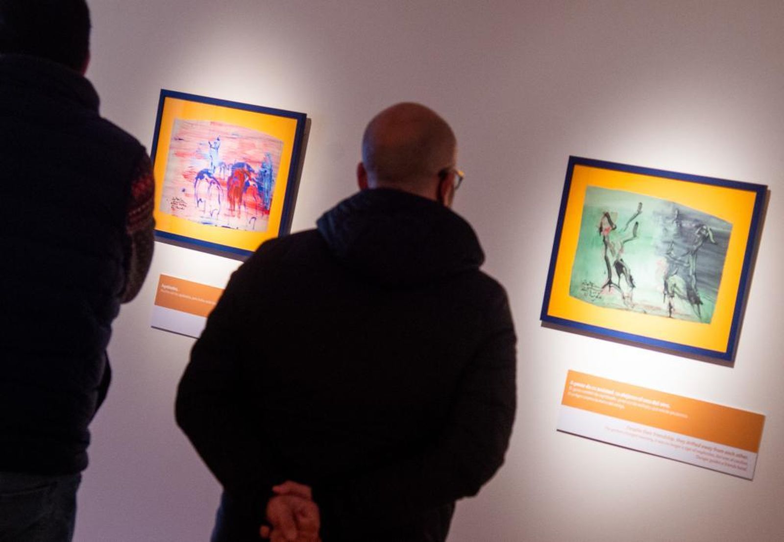 Un visitante de la exposición de Oteiza en  Hospital de Santa María La Rica de Alcalá