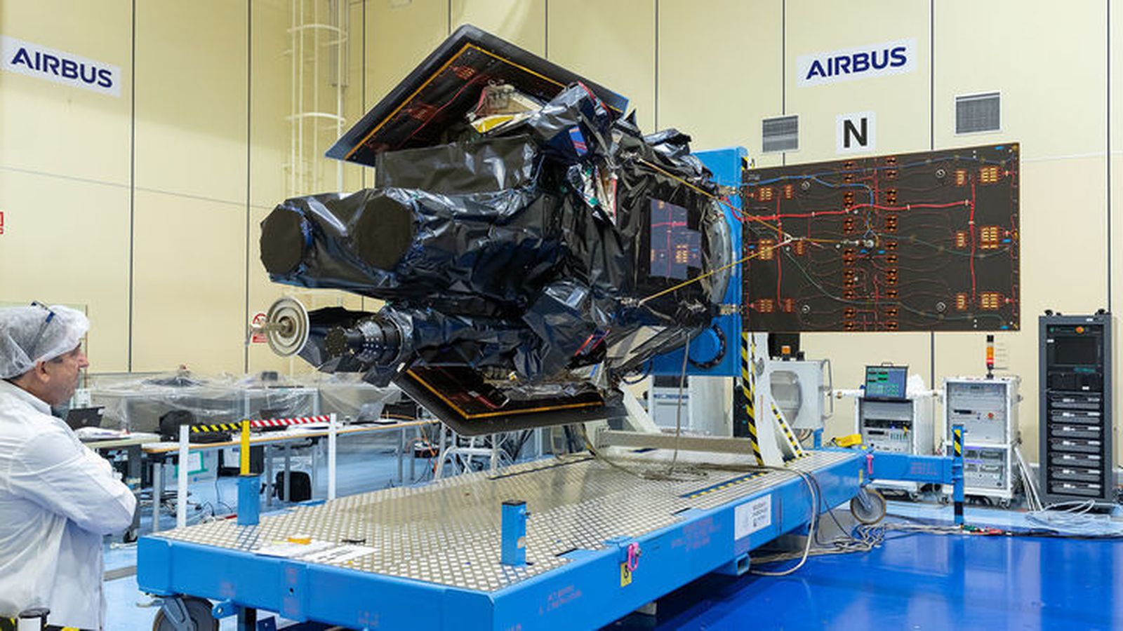 El satélite SEOSAT en las instalaciones de Airbus-Madrid