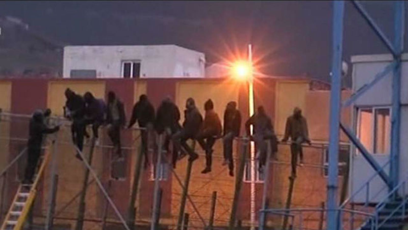 Inmigrantes en la valla de Melilla