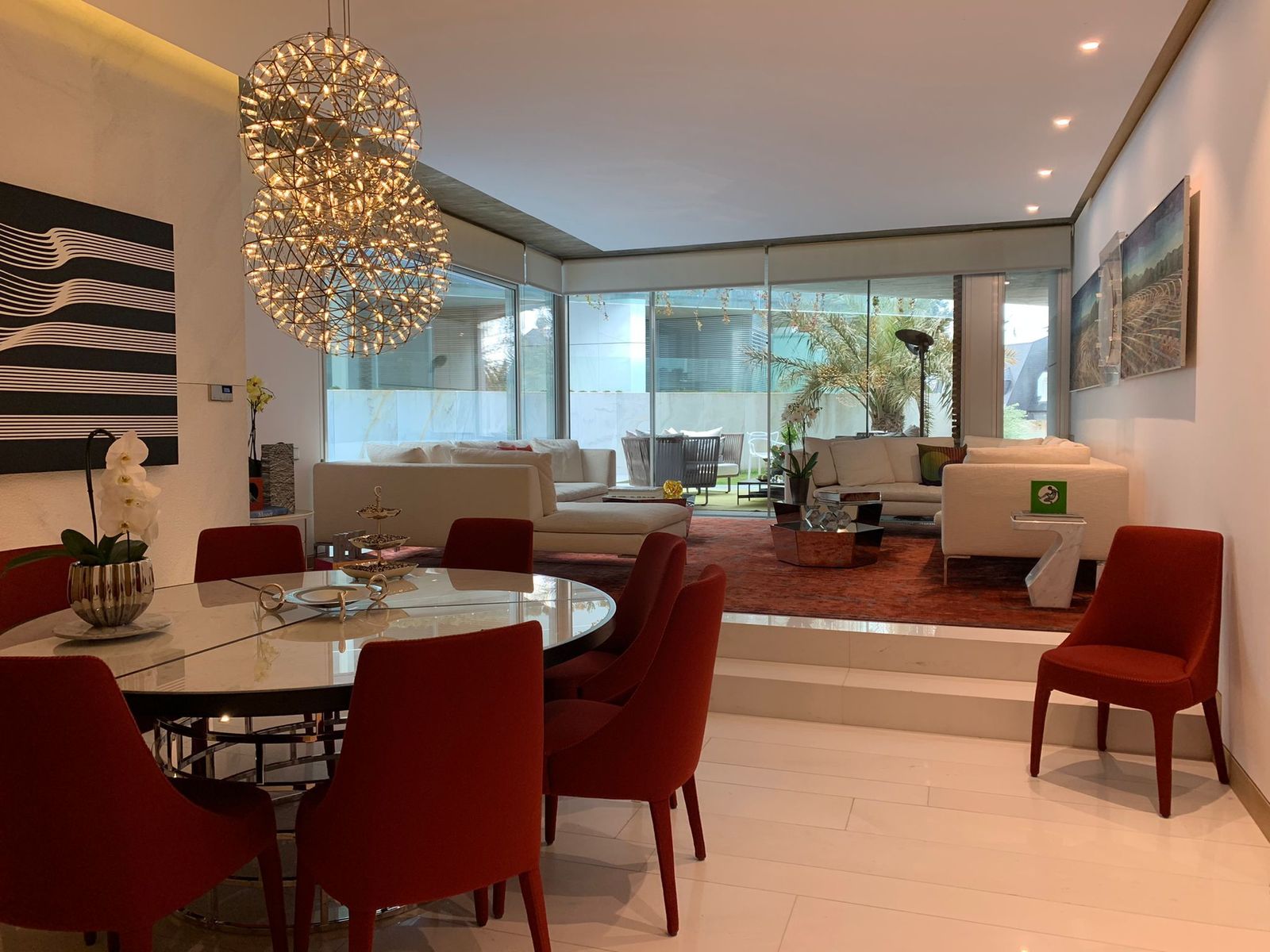 Bienvenidos a esta majestuosa vivienda de Conde de Orgaz, con un salón con dos ambientes y salida al jardín y un gran número de sorpresas.