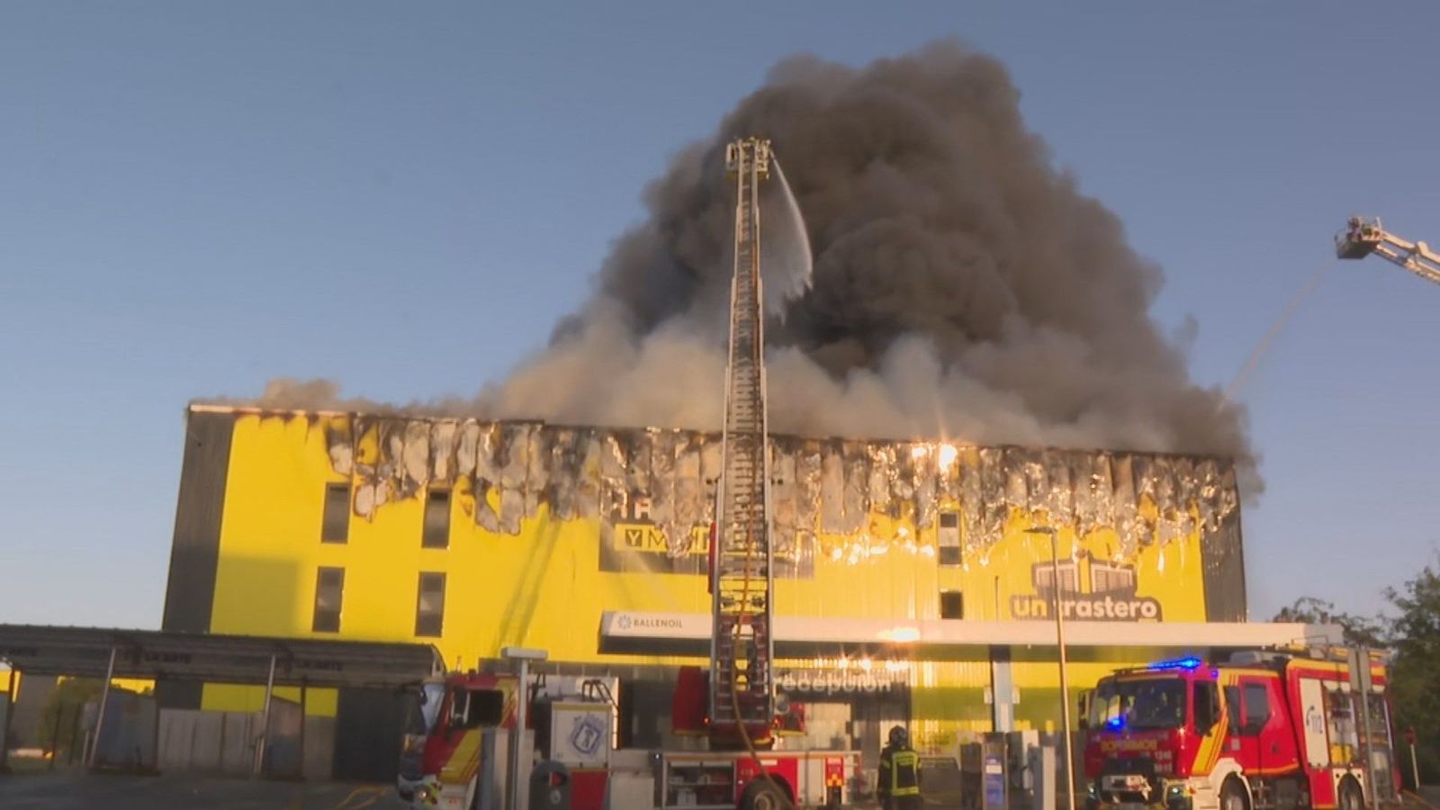 Incendio en Villaverde: Arde una nave de trasteros en la calle San Mamés